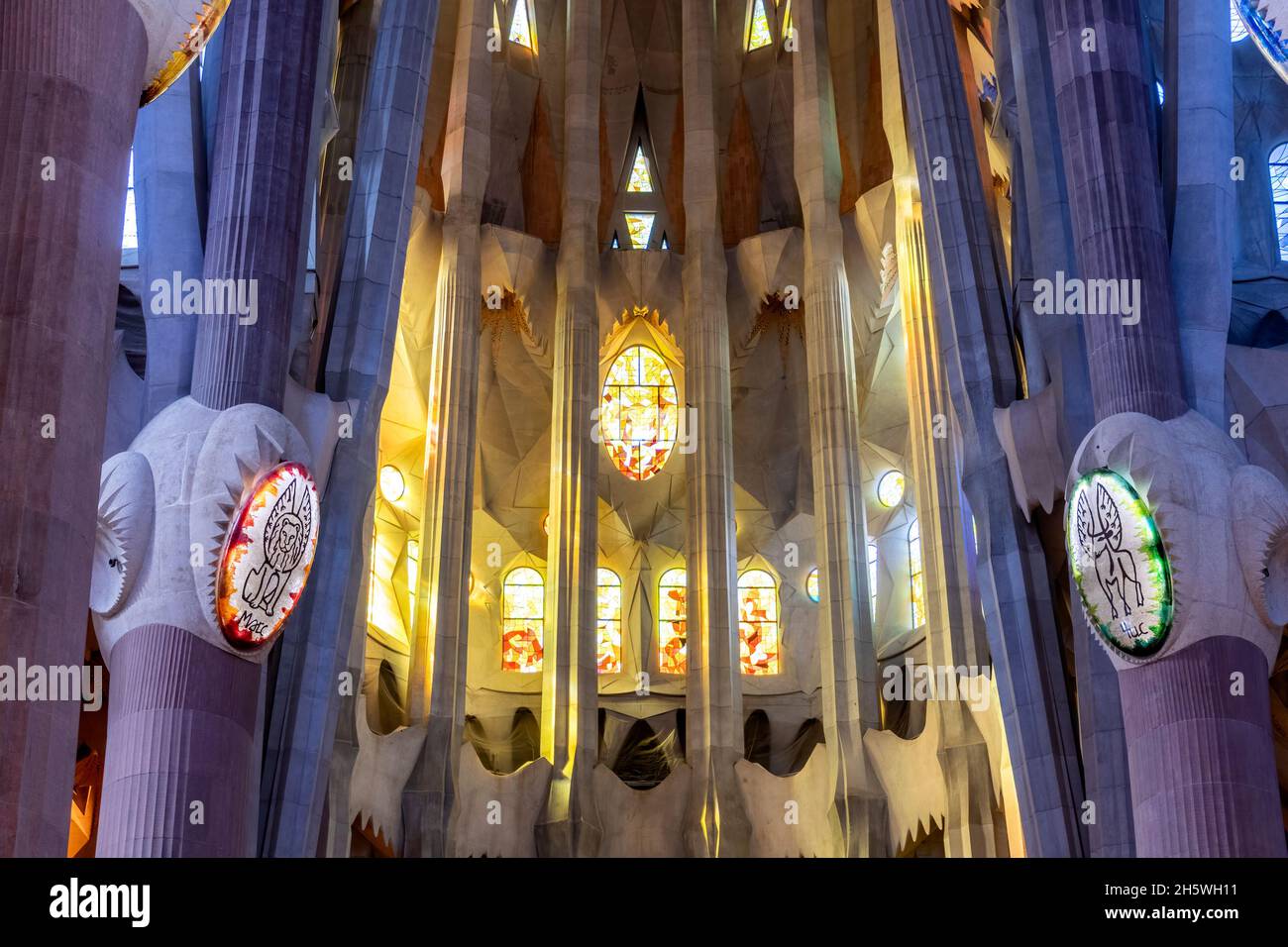 Barcellona, Spagna - 19 settembre 2021:luci che passano attraverso le vetrate all'interno della Sagrada Familia, cattedrale progettata da Gaudí Foto Stock