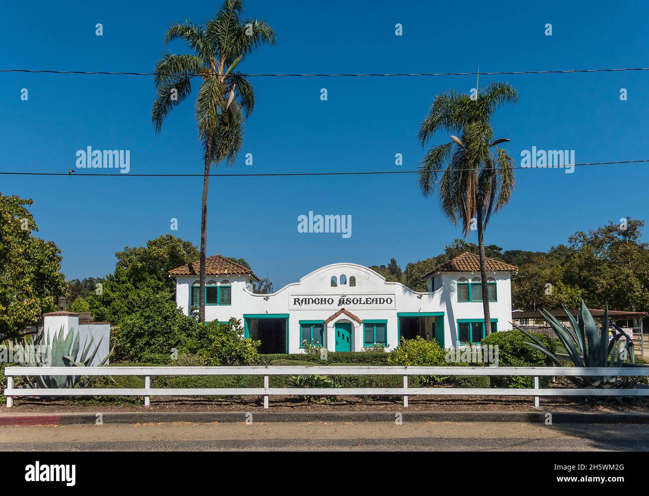 Un'elevazione frontale dell'architettura in stile Missione di Rancho Asoleado un centro equino nella Contea di Santa Barbara, California. Foto Stock