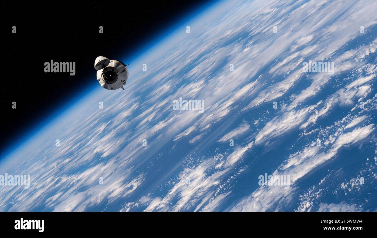 Orbita terrestre bassa, nello spazio. 9 Nov 2021. SpaceX Dragon capsule with Crew 2 durante la missione di ritorno da ISS. Crew Dragon Endeavour, con quattro astronauti della missione SpaceX's Crew-2, fa il viaggio di ritorno alla Terra per uno squarciatatto pianificato al largo della costa della Florida. L'equipaggio, gli astronauti della NASA Shane Kimbrough e Megan McArthur, l'astronauta dell'Agenzia spaziale europea Thomas Pesquet e l'astronauta dell'Agenzia di esplorazione aerospaziale giapponese Akihiko Hoshide, sta compiendo una missione di sei mesi presso la Stazione spaziale Internazionale. (Credit Image: © SpaceX via ZUMA Press Wire) Foto Stock