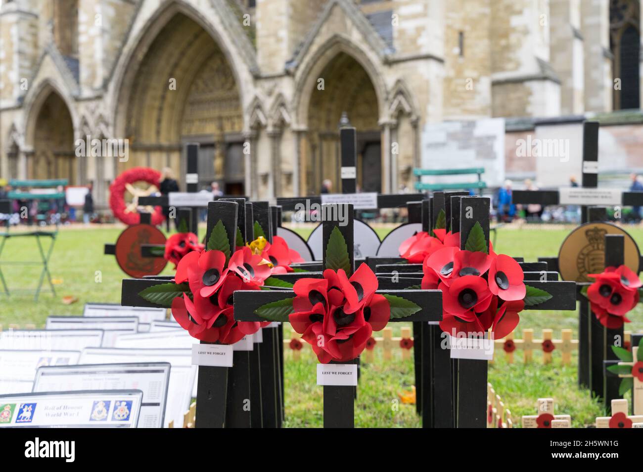Abbazia di Westminster, Londra UK 11 novembre 2021. Tributi sulle croci con papaveri sono piantati nel campo della memoria fuori dall'Abbazia di Westminster il giorno dell'armistizio, ognuno porta un messaggio personale da parte del pubblico per onorare coloro che hanno dato la loro vita in servizio per il nostro paese. Credit: Xiu Bao / Alamy Live News Foto Stock