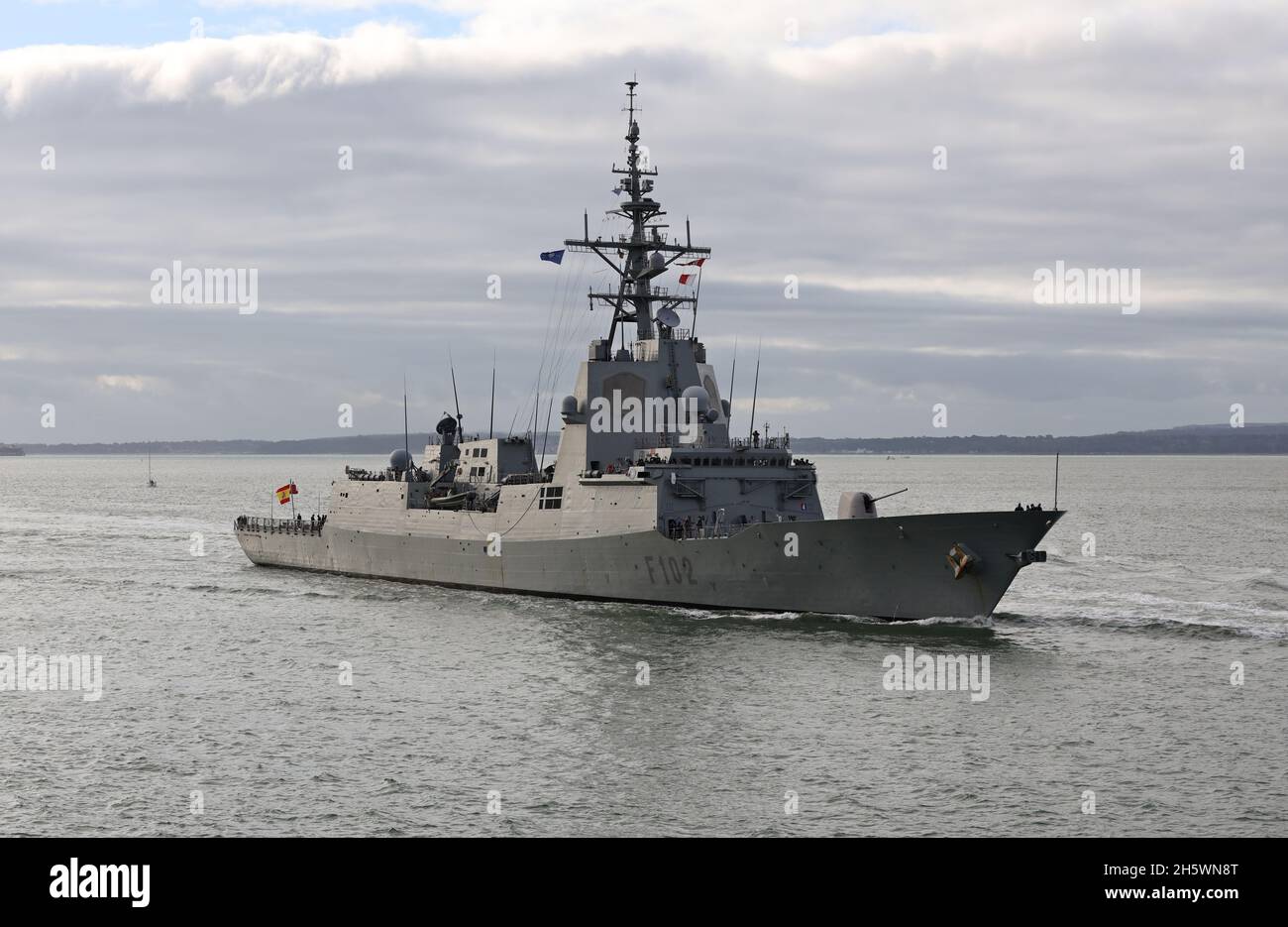 La fregata militare spagnola ALMIRANTE JUAN DE BORBON (F102) arriva alla base navale Foto Stock