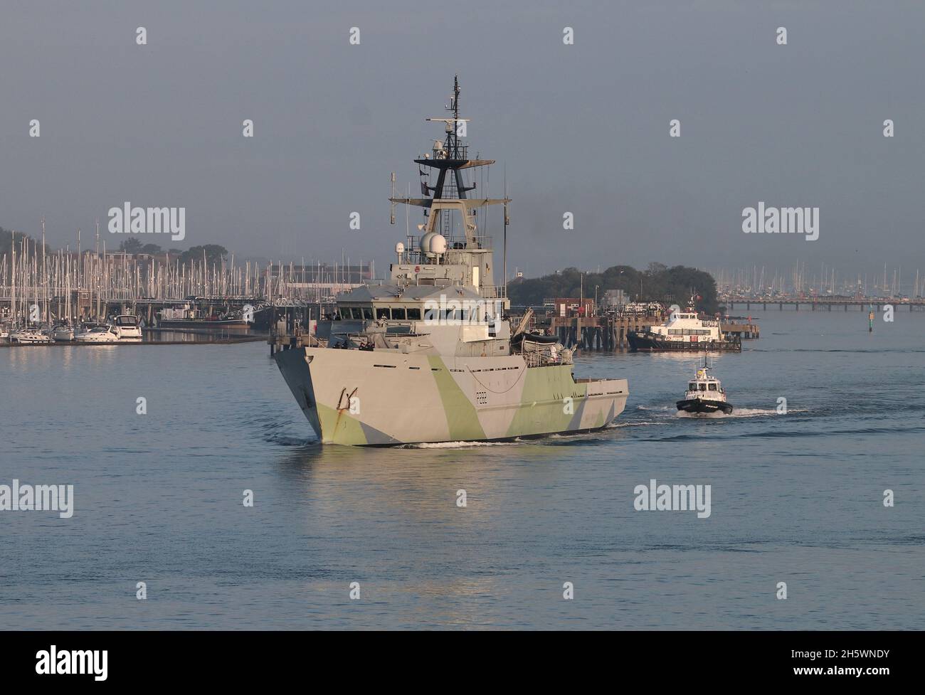 La nave di pattuglia della Royal Navy HMS SEVERN lascia il porto al sole della mattina presto seguito da un lancio di un pilota ammiragliato Foto Stock