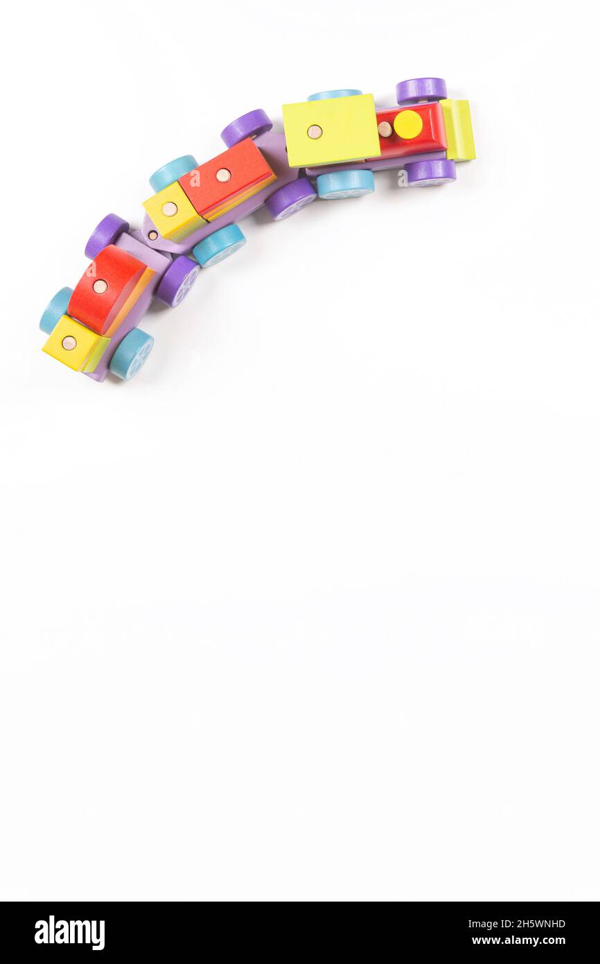Trenino giocattolo in legno con blocchi colorati su sfondo bianco. Giocattoli Montessori per neonati e bambini. Istruzione precoce, giochi per il tempo libero per bambini. Superiore Foto Stock