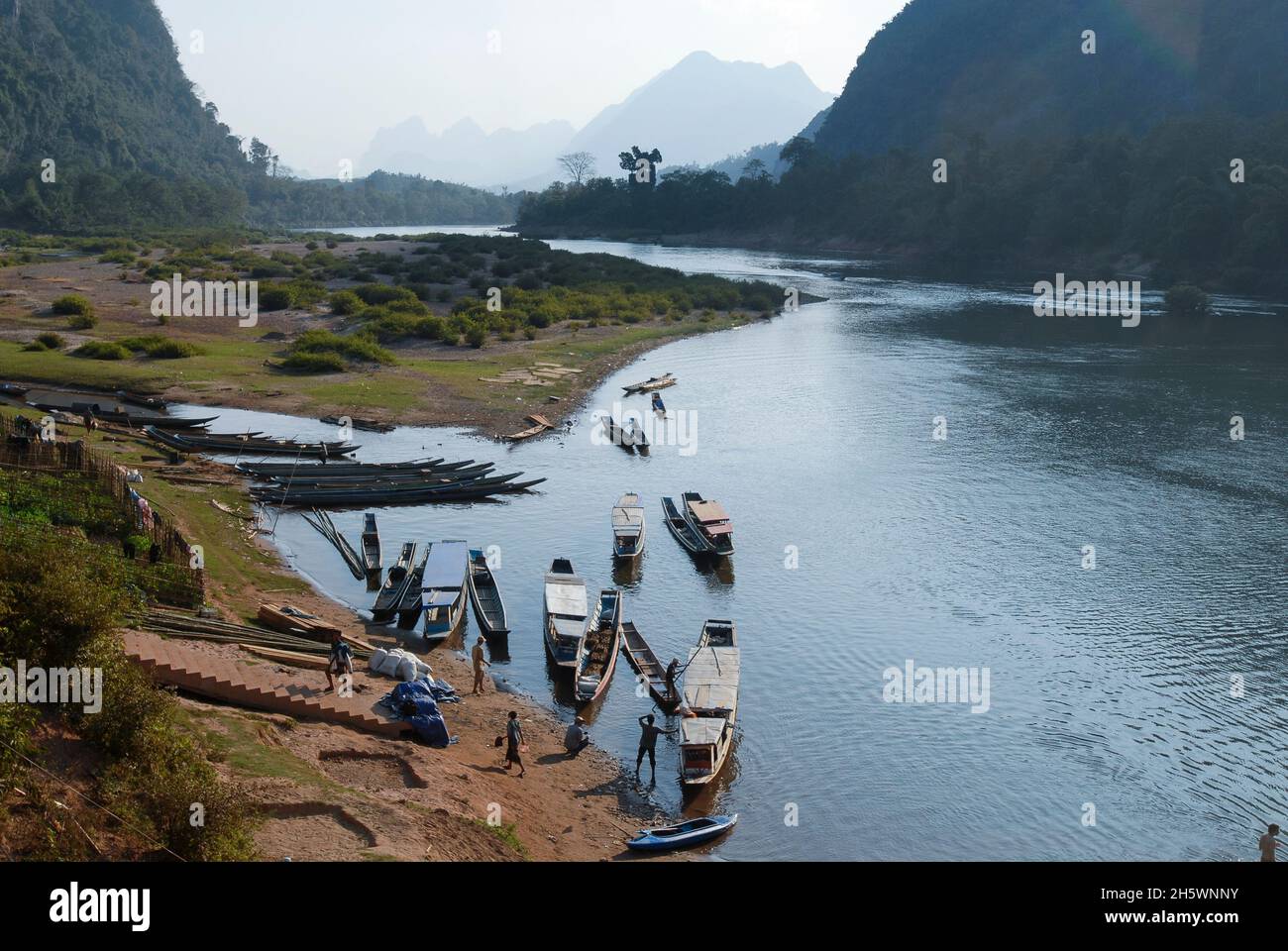 LAO PDR, fiume Nam ou , un ramo del fiume Mekong / LAOS, Nam ou Fluß, ein Nebenfluß des Mekong, Ort Muang Ngoi Foto Stock