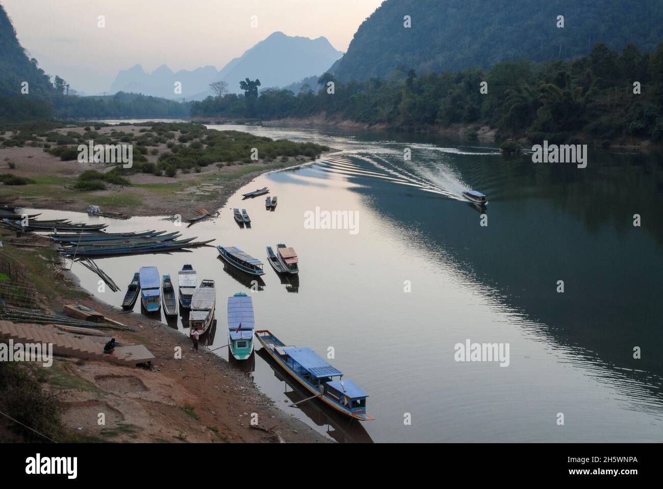 LAO PDR, fiume Nam ou , un ramo del fiume Mekong / LAOS, Nam ou Fluß, ein Nebenfluß des Mekong, Ort Muang Ngoi Foto Stock