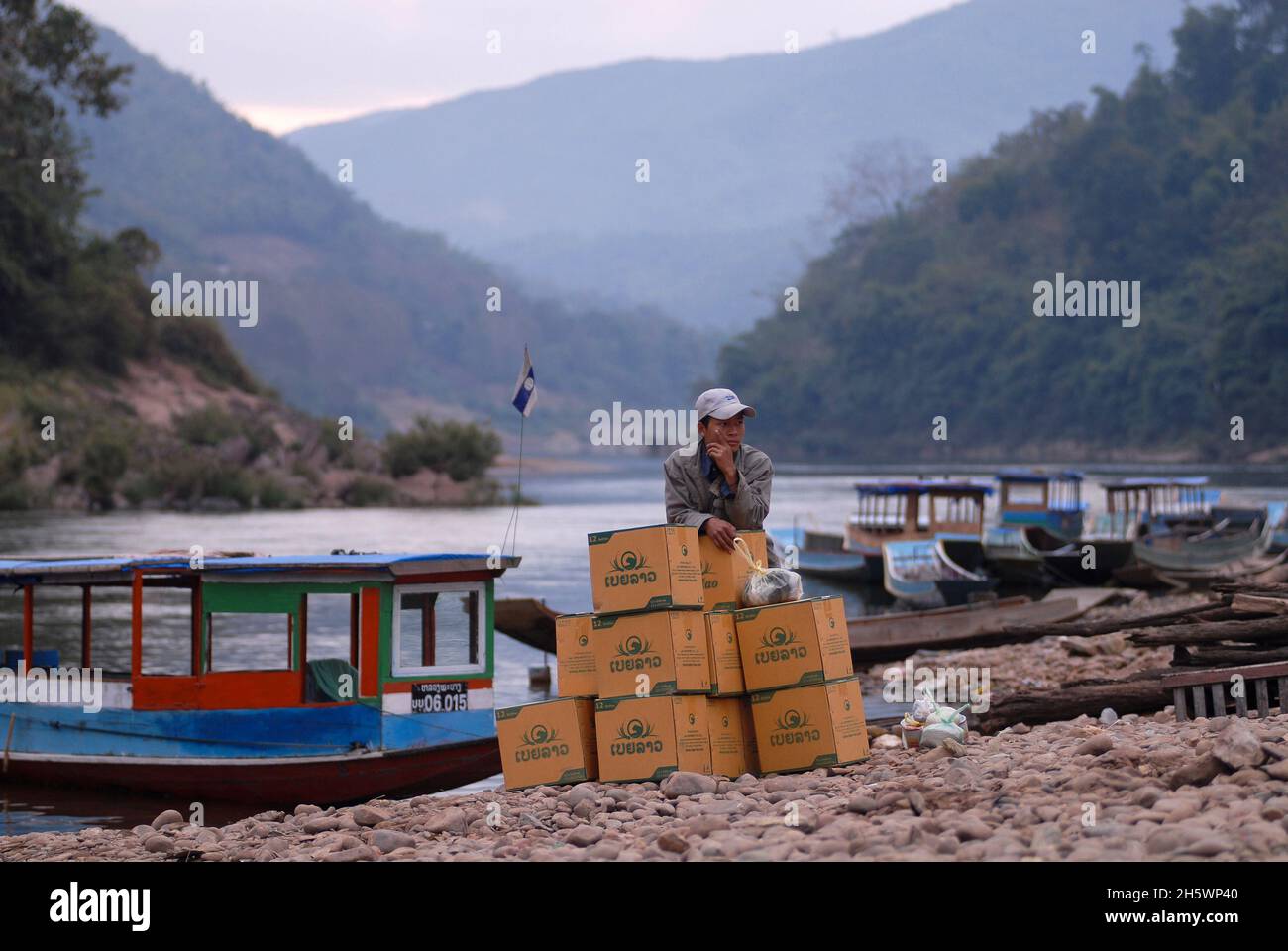 LAO PDR, fiume Nam ou , un ramo del fiume Mekong, trasporto di barche pubbliche Beerlao la marca di birra laotiana / LAOS, Nam ou Fluß, ein Nebenfluß des Mekong, Ort Muang Khua, beerlao Bier Kartons Foto Stock