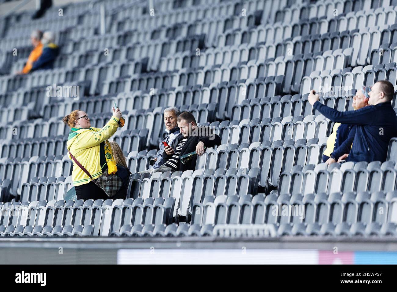 Sydney, Australia. 11 Nov 2021. I tifosi socceroo arrivano presto e prendono selfie durante la partita dei Qualifier asiatici della Coppa del mondo FIFA AFC tra i Socceroos australiani e l'Arabia Saudita al CommBank Stadium il 11 novembre 2021 a Sydney, Australia Credit: Immagini IOIO/Alamy Live News Foto Stock