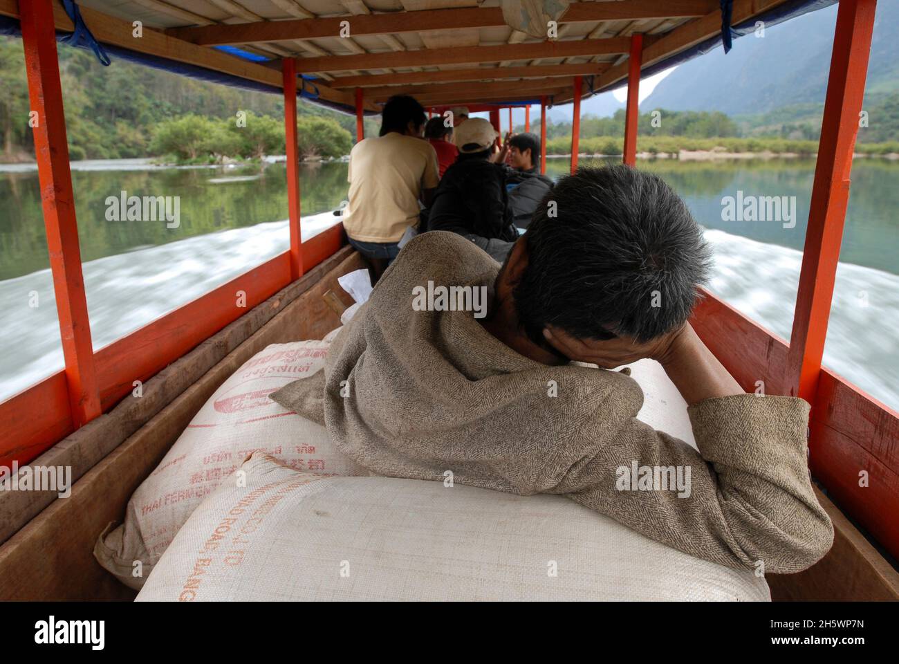 LAO PDR, fiume Nam ou , un ramo del fiume Mekong / LAOS, Nam ou Fluß, ein Nebenfluß des Mekong, Flußboot fuer öffentlichen Nahverkehr Foto Stock