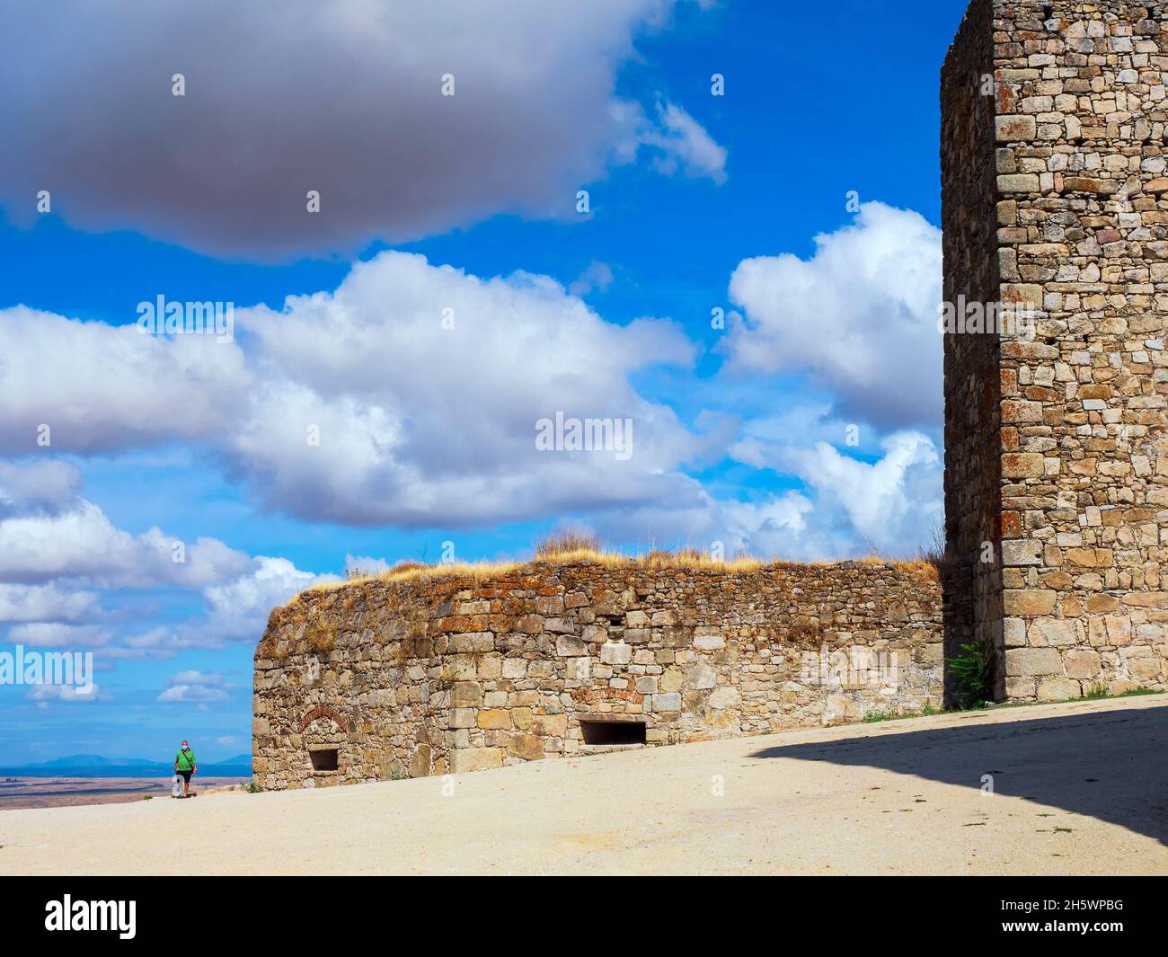 Trujillo, Cáceres, Estremadura, Spagna. 09/09/2021. Una persona di fronte alla facciata esterna del castello di Trujillo in Caceres Foto Stock