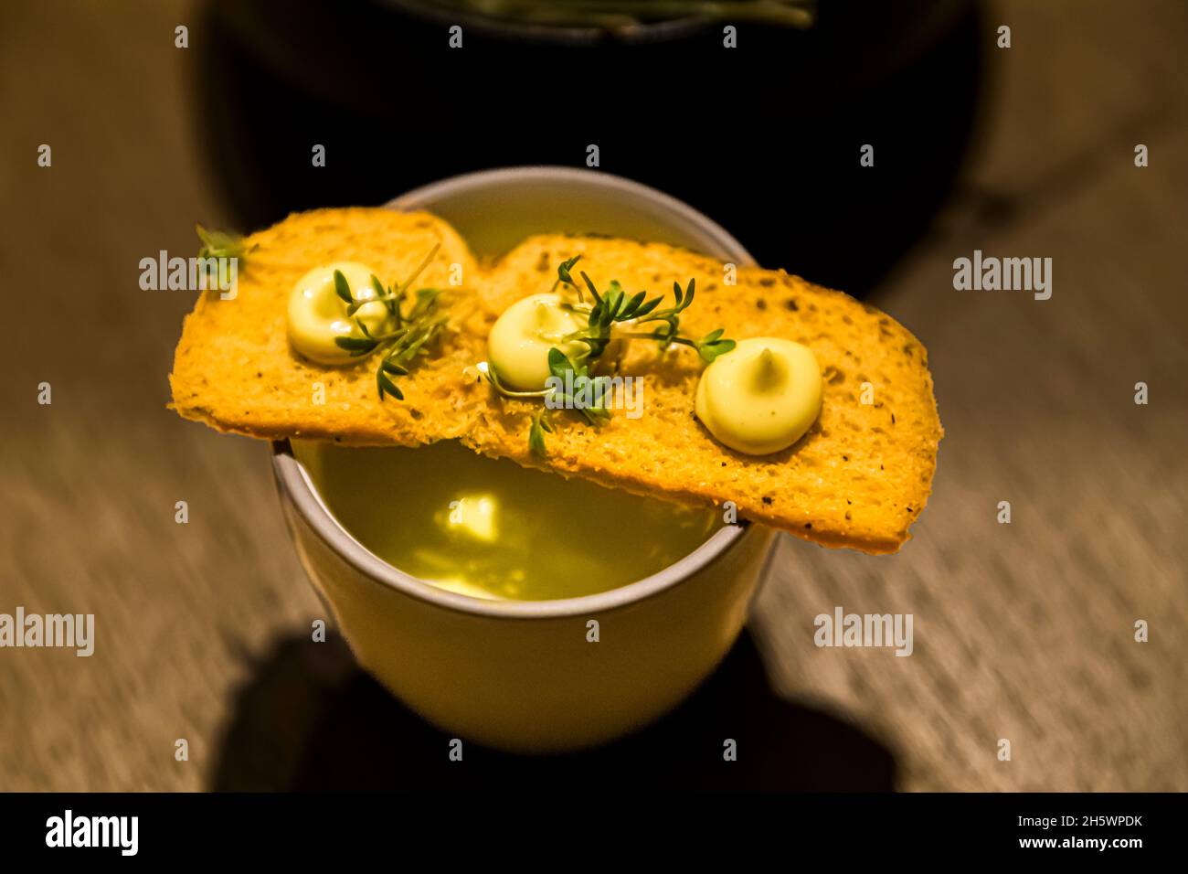 Piatto gourmet nel ristorante Cèpes dell'Hotel Sterrenberg a Otterlo, Paesi Bassi Foto Stock