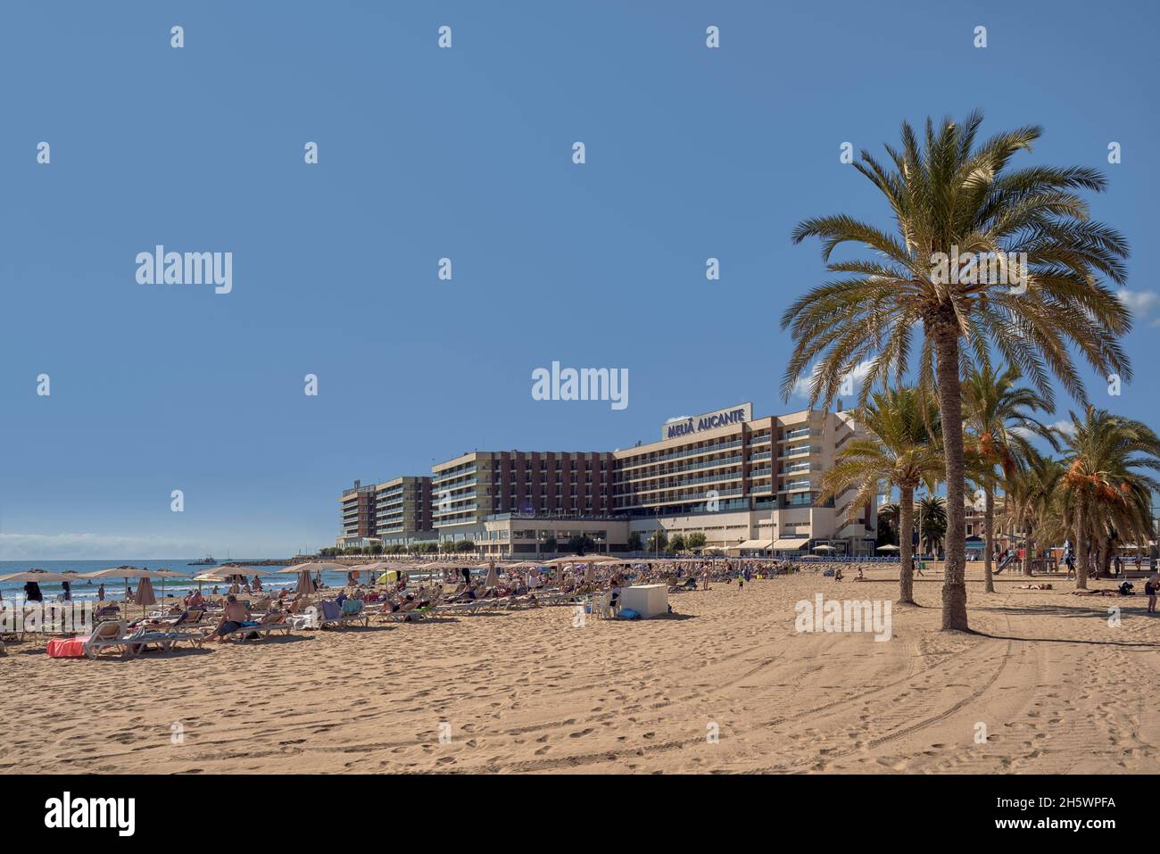 La spiaggia di Postiguet, o semplicemente El Postiguet, si trova nella città spagnola di Alicante, nel quartiere Ensanche, Comunità Valenciana, Spagna, Europa Foto Stock