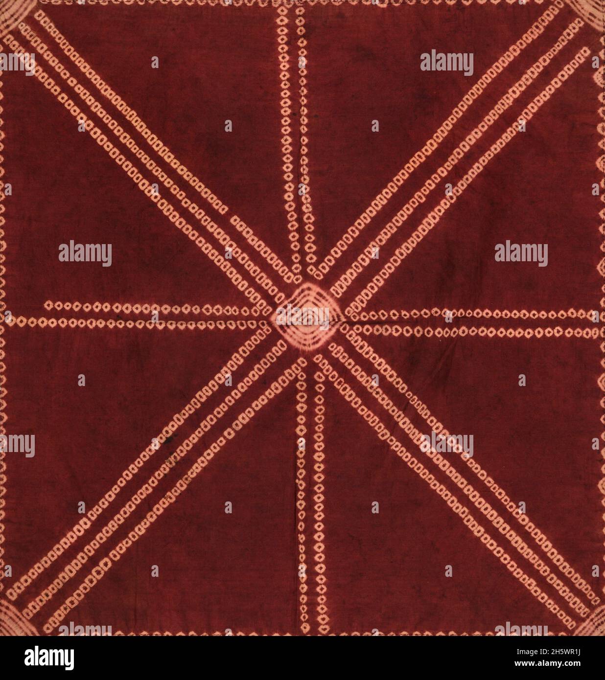 Bagobo Headscarf, Mindano, Filippine. Un copricapo rettangolare in cotone tessuto rosso. Il tessuto è decorato con un motivo costituito da una stella a otto punte. I raggi della stella sono formati da due o tre file di diamanti bianchi. Lungo i bordi sono semicircoli. Lungo i bordi, coppie di piccole perle bianche sono cucite su. Questo tipo di foulard è indossato dai bagobos musulmani Foto Stock
