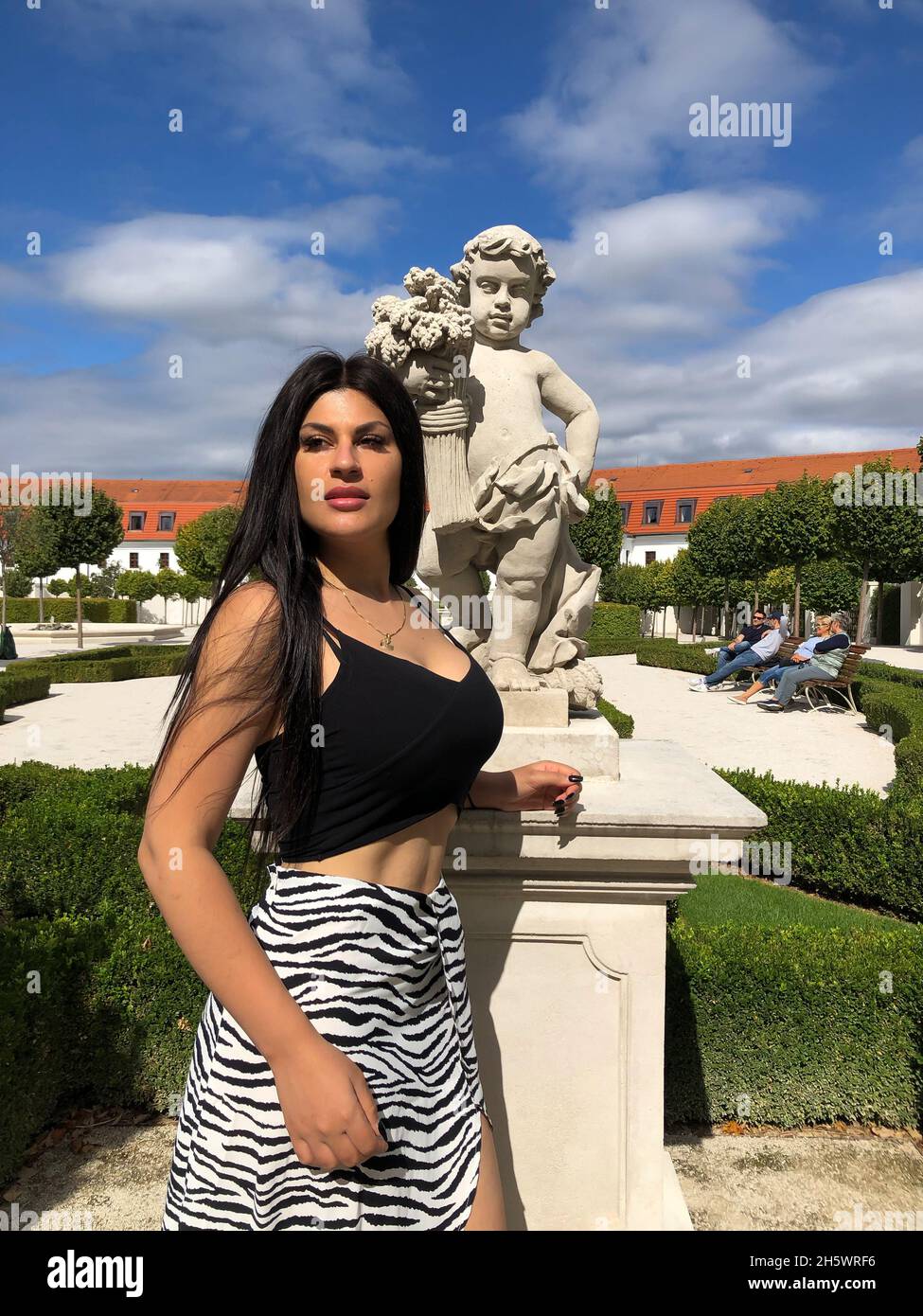 Donna ispanica in posa in giardini barocchi a Palazzo di Hrad, Bratislava, Slovacchia Foto Stock