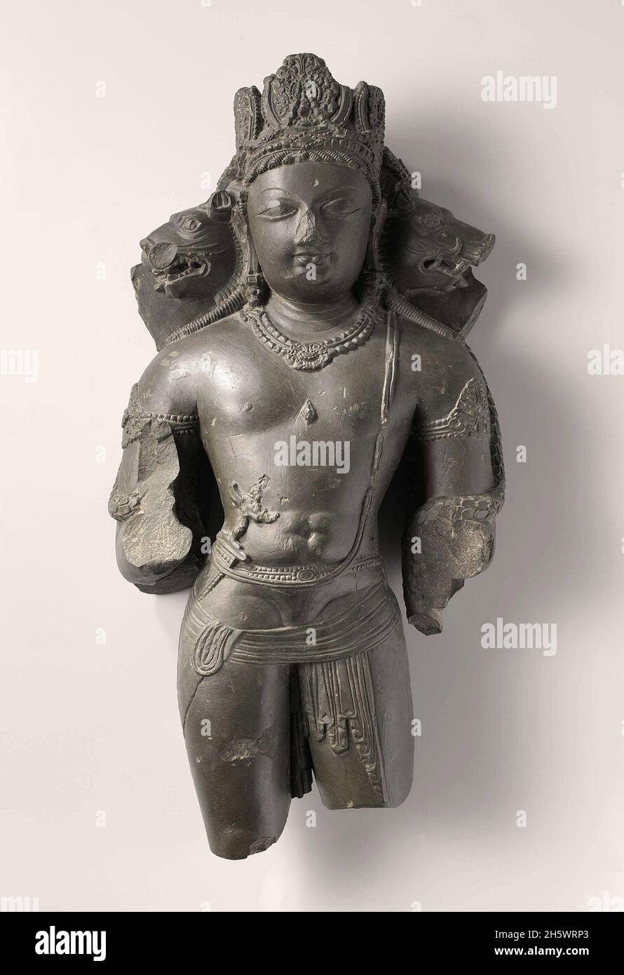 La scultura in pietra di un Vishnu Vishnu a tre teste è rappresentata qui con due teste aggiuntive, quella di un leone e quella di un cinghiale. In origine aveva anche quattro braccia. Questa manifestazione del dio Indù fu particolarmente popolare nel Kashmir tra l'VIII e il decimo secolo. La corona tripartita e la parte superiore muscolare sono tra le caratteristiche della scultura del Kashmir. Foto Stock