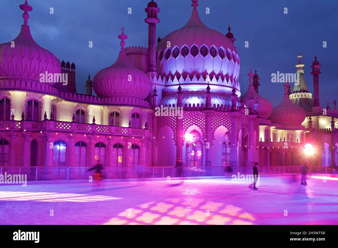 Padiglione Kaleidescope. Il Royal Pavilion, Brighton, si illuminò con i LED colorati che si illuminano dietro la pista di pattinaggio invernale eretta nei giardini del Pavilion. Brighton, East Sussex, Inghilterra, Regno Unito Foto Stock
