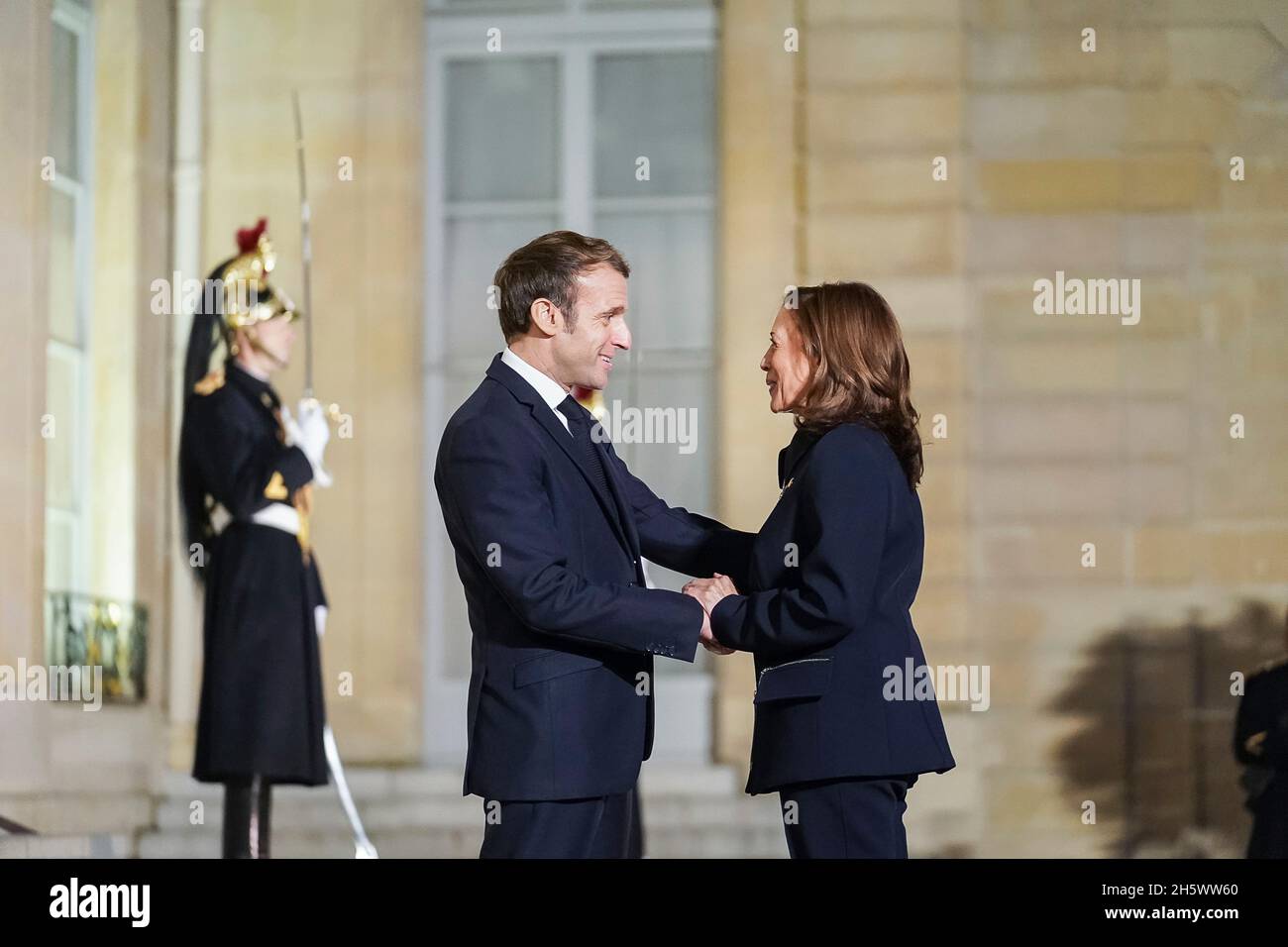 Parigi, Francia. 10 novembre 2021. Il presidente francese Emmanuel Macron dà il benvenuto al vicepresidente degli Stati Uniti Kamala Harris, Right, all'arrivo all'Elysee Palace 10 novembre 2021 a Parigi. Harris si riunisce con Macron nel tentativo di migliorare le relazioni a seguito di un accordo sottomarino francese con l'Australia. Credit: Lawrence Jackson/White House Photo/Alamy Live News Foto Stock