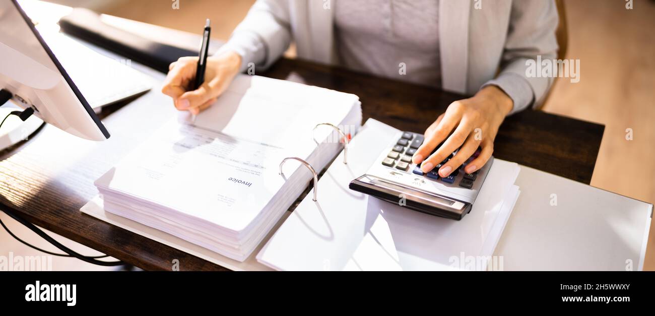 IRS controllo fiscale. African American Female Auditor fare l'ispezione di frode di debito Foto Stock