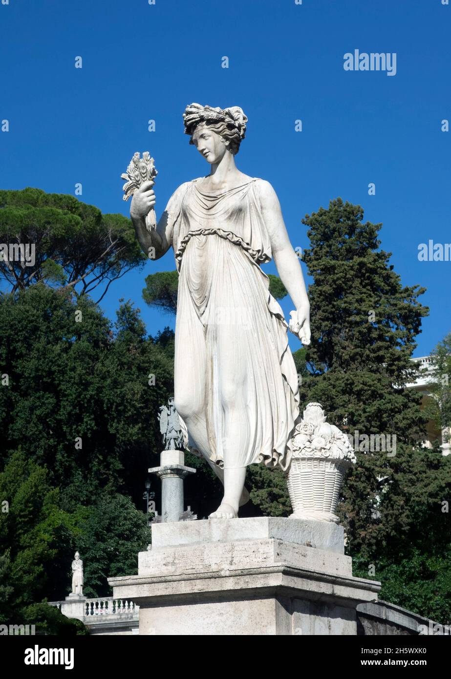 Statua della dea dell'abbondanza. Una delle quattro sculture allegoriche in Piazza del Popolo, Roma, Italia, 2021. Foto Stock