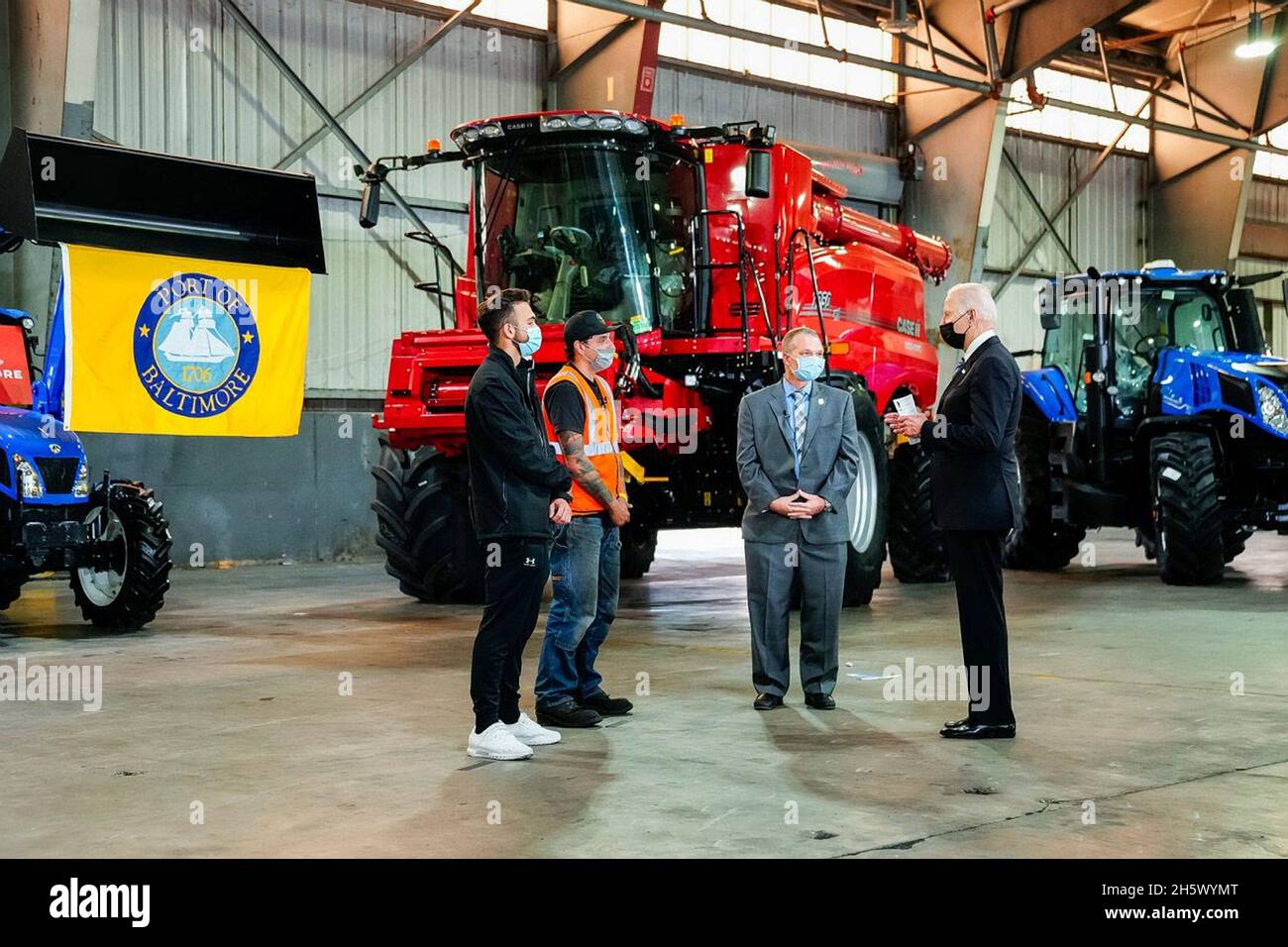 Baltimora, Stati Uniti. 10 novembre 2021. Il presidente degli Stati Uniti Joe Biden, a destra, parla con i lavoratori portuali durante un tour del porto di Baltimora con Scott Cowan, presidente dell'associazione internazionale di Longshoremens, centro di destra, 10 novembre 2021 a Baltimora, Maryland. Credit: Adam Schultz/White House Photo/Alamy Live News Foto Stock