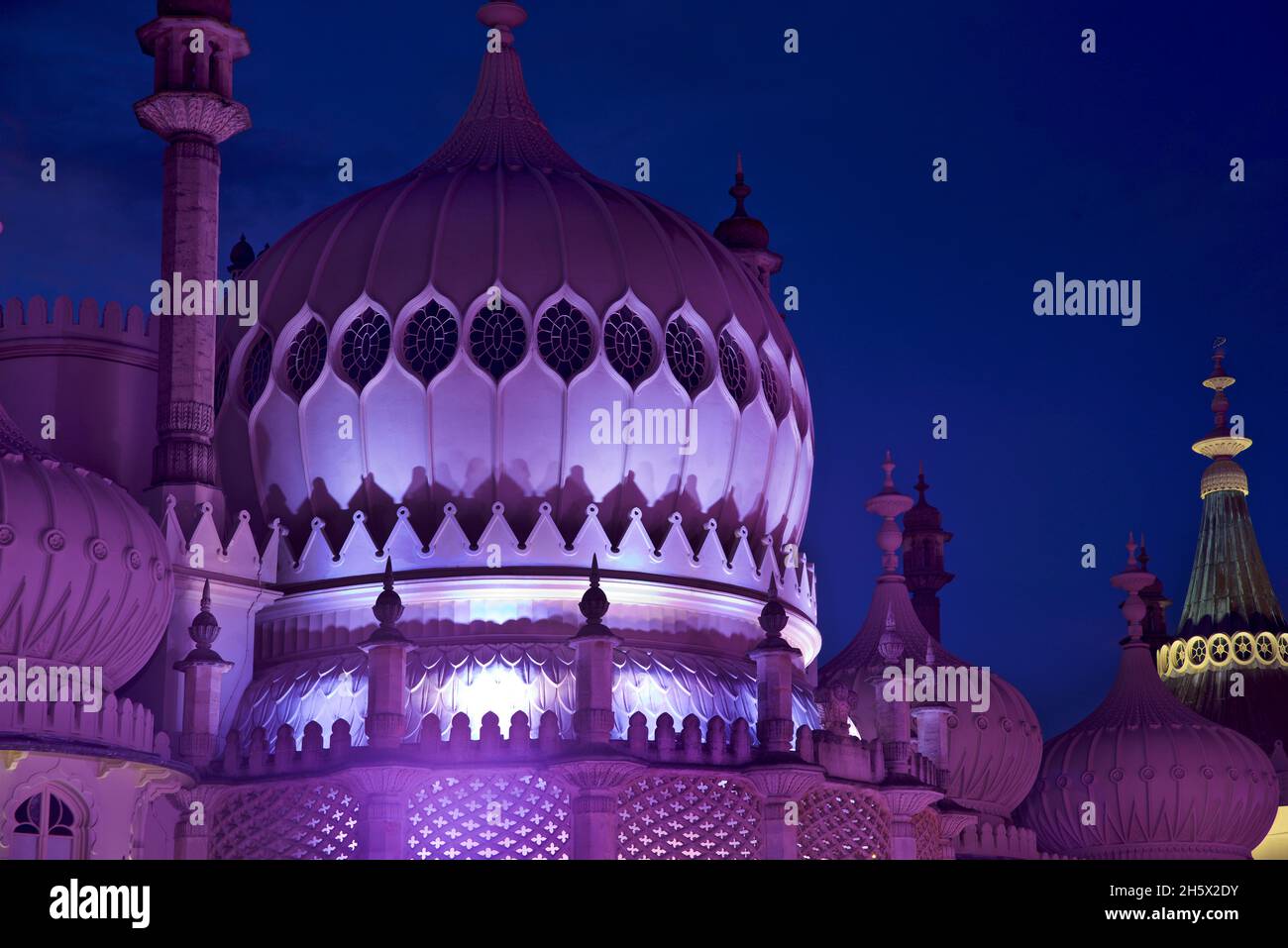 Padiglione Kaleidescope. Il Royal Pavilion, Brighton, si è acceso con uplighter a LED colorati. Brighton, East Sussex, Inghilterra, Regno Unito Foto Stock