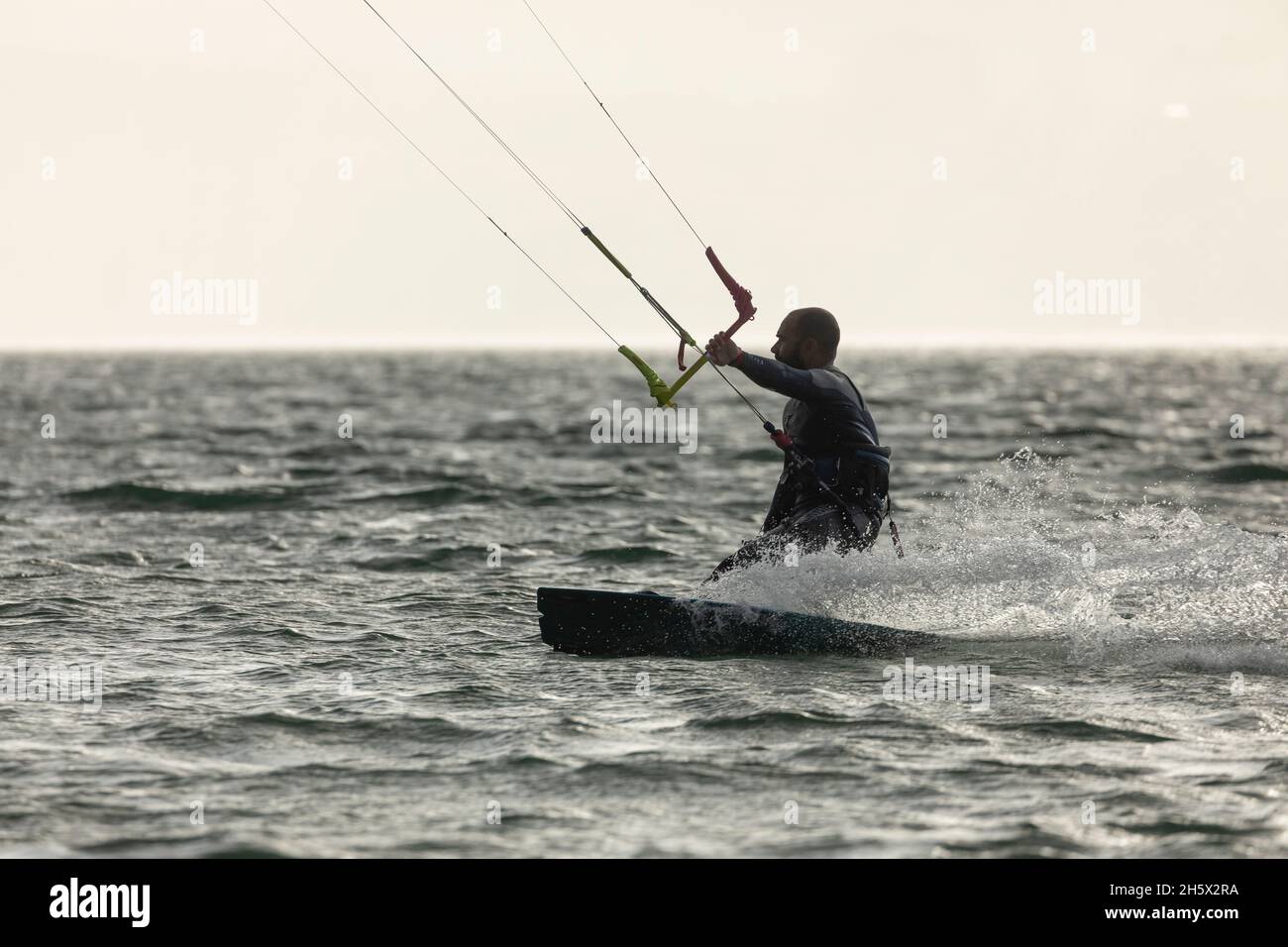 Ortigueira, Spagna - 18 ago 2020: Kitesurfer praticare sport, kiteboarding o kitesurfing, nel Rias Altas, in Galizia, nel mezzo di un beautifu Foto Stock