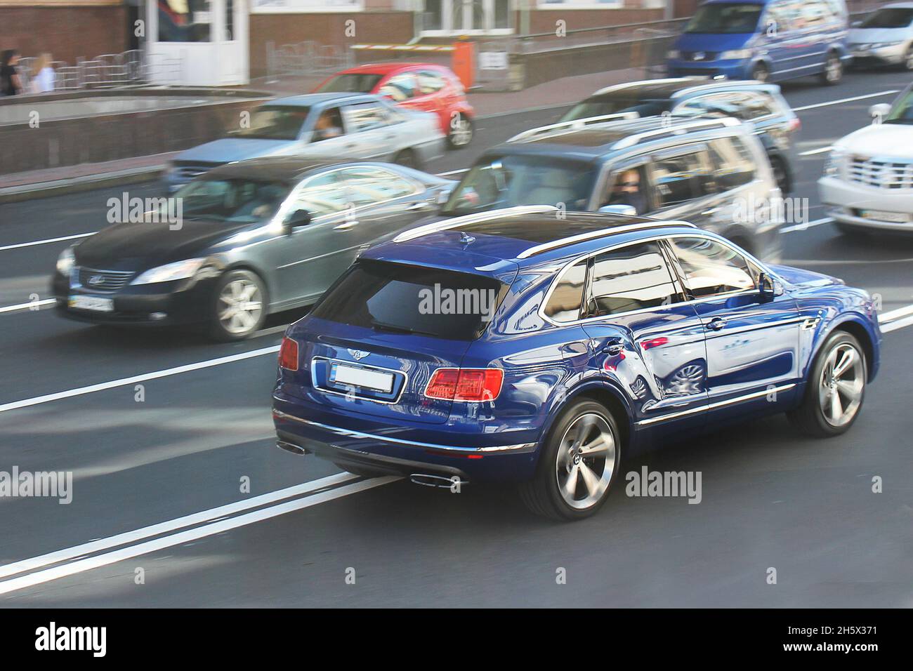 Kiev, UA - 3 maggio 2017: 2017 Bentley Bentayga SUV. Un SUV inglese di lusso nel traffico sulle strade della capitale Ucraina Foto Stock