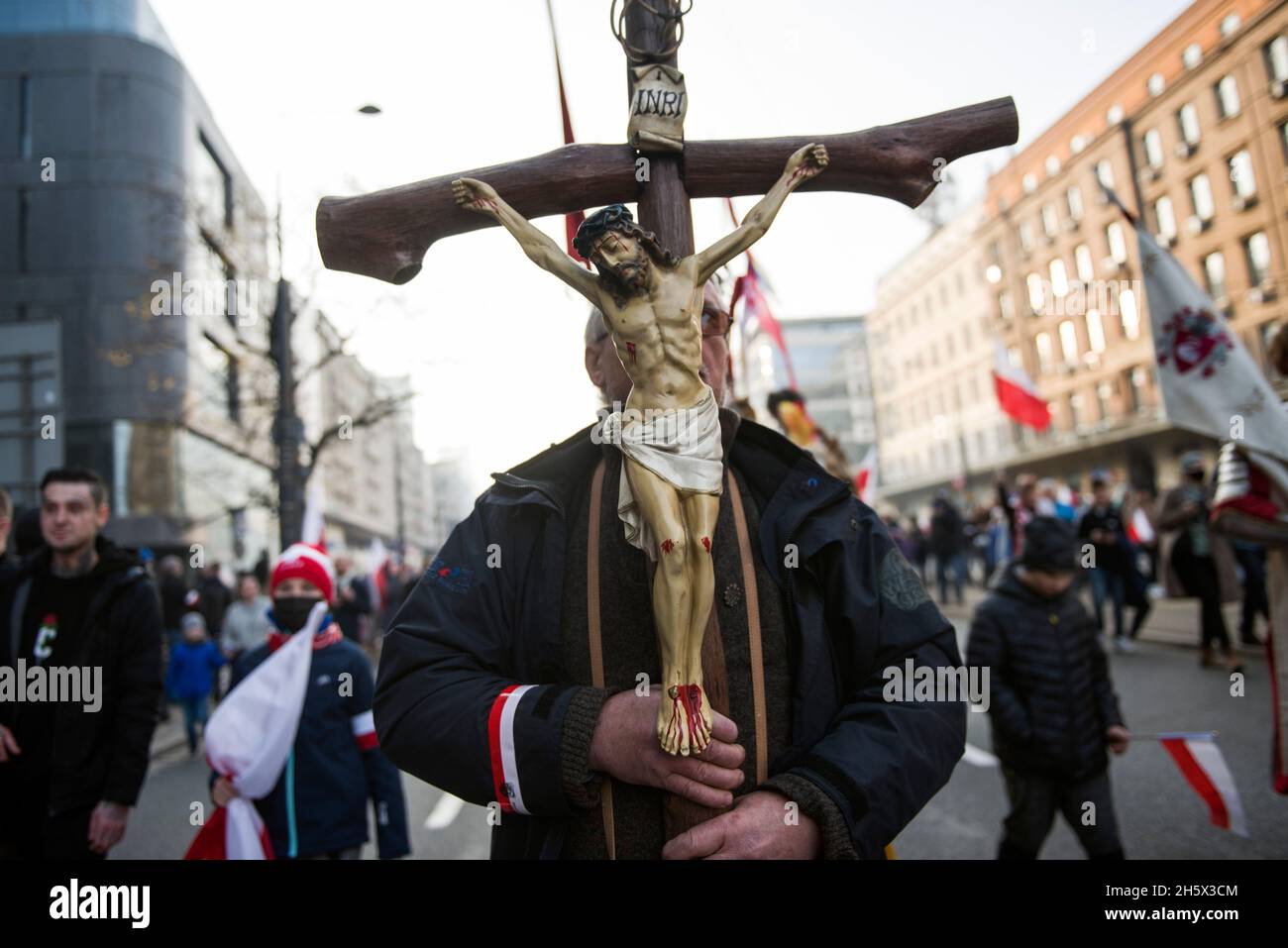 Varsavia, Polonia. 11 Nov 2021. Un partecipante tiene il crocifisso con Gesù Cristo crocifisso durante la marcia dell'Indipendenza. La Giornata nazionale dell'Indipendenza della Polonia segna l'anniversario dell'indipendenza del Paese nel 1918. Il 11 novembre di ogni anno viene festeggiata a livello nazionale. Anche quest'anno decine di migliaia di polacchi hanno partecipato alla marcia della Giornata dell'Indipendenza a Varsavia organizzata da organizzazioni di estrema destra per celebrare il 103° anniversario della rinascita della Polonia come Stato indipendente. Lo slogan della marcia era: "L'indipendenza non è in vendita!". (Foto di Attila Husejnow/SOPA Images/ Foto Stock