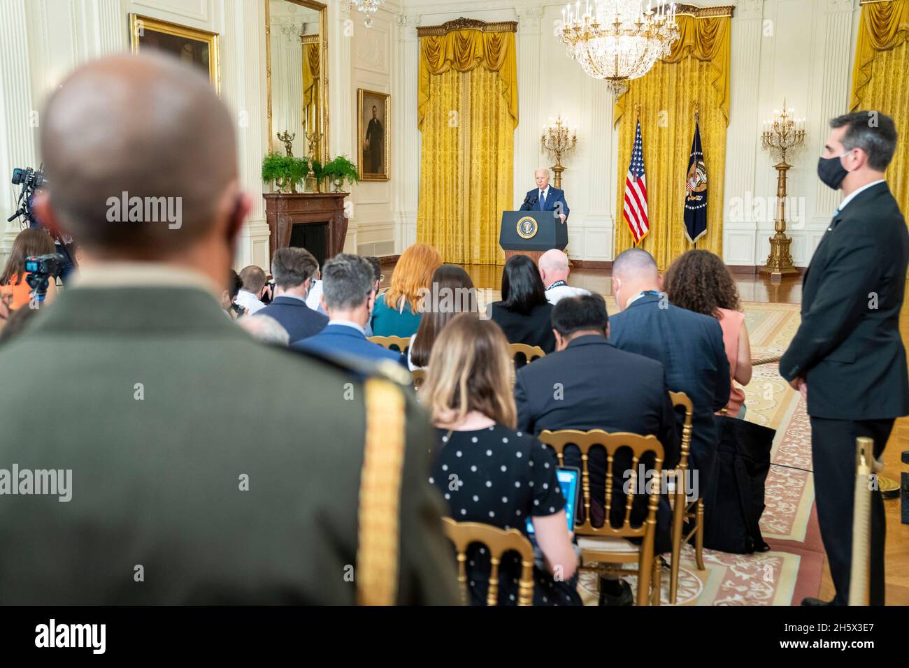 Washington, Stati Uniti. 26 Agosto 2021. Il presidente degli Stati Uniti Joe Biden consegna osservazioni sui bombardamenti terroristici che hanno ucciso 13 membri del servizio degli Stati Uniti nella stanza Est della Casa Bianca 26 agosto 2021 a Washington, D.C. Credit: Adam Schultz/White House Photo/Alamy Live News Foto Stock