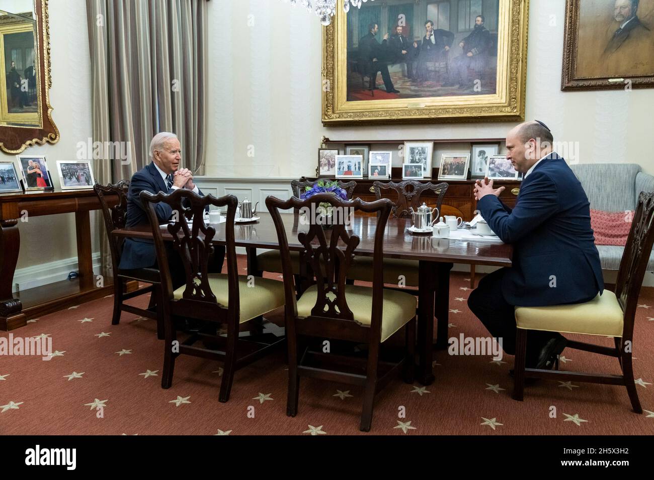 Washington, Stati Uniti. 27 Agosto 2021. Il presidente degli Stati Uniti Joe Biden tiene un incontro con il primo ministro israeliano Naftali Bennett, a destra, nella sala da pranzo Oval Office della Casa Bianca 27 agosto 2021 a Washington, D.C. Credit: Adam Schultz/Casa Bianca Foto/Alamy Live News Foto Stock