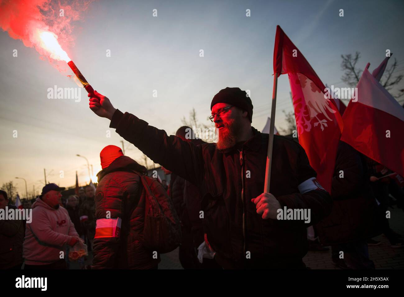 Varsavia, Polonia. 11 Nov 2021. I nazionalisti polacchi stanno bruciando le fiamme durante la marcia Indipendenza.la Giornata Nazionale Indipendenza della Polonia segna l'anniversario dell'indipendenza del paese nel 1918. Il 11 novembre di ogni anno viene festeggiata a livello nazionale. Anche quest'anno decine di migliaia di polacchi hanno partecipato alla marcia della Giornata dell'Indipendenza a Varsavia organizzata da organizzazioni di estrema destra per celebrare il 103° anniversario della rinascita della Polonia come Stato indipendente. Lo slogan della marcia era: "L'indipendenza non è in vendita!". Credit: SOPA Images Limited/Alamy Live News Foto Stock