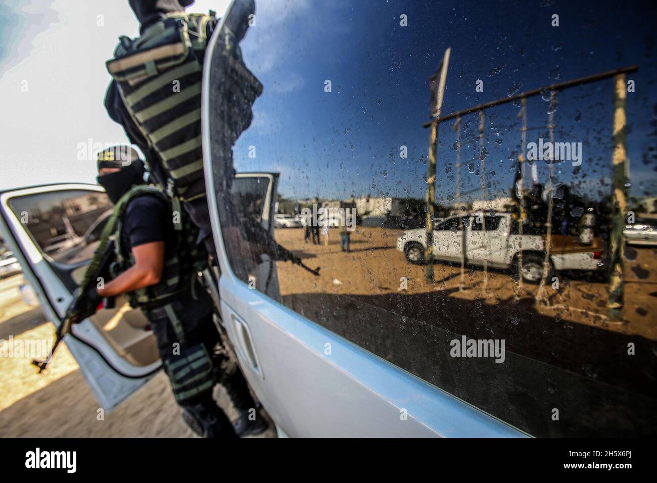 Gli attivisti islamici palestinesi della Jihad prendono parte a uno spettacolo militare anti-Israele, nel campo di al-Shujaiya ad est di Gaza, il 12 novembre 2021. Foto Stock