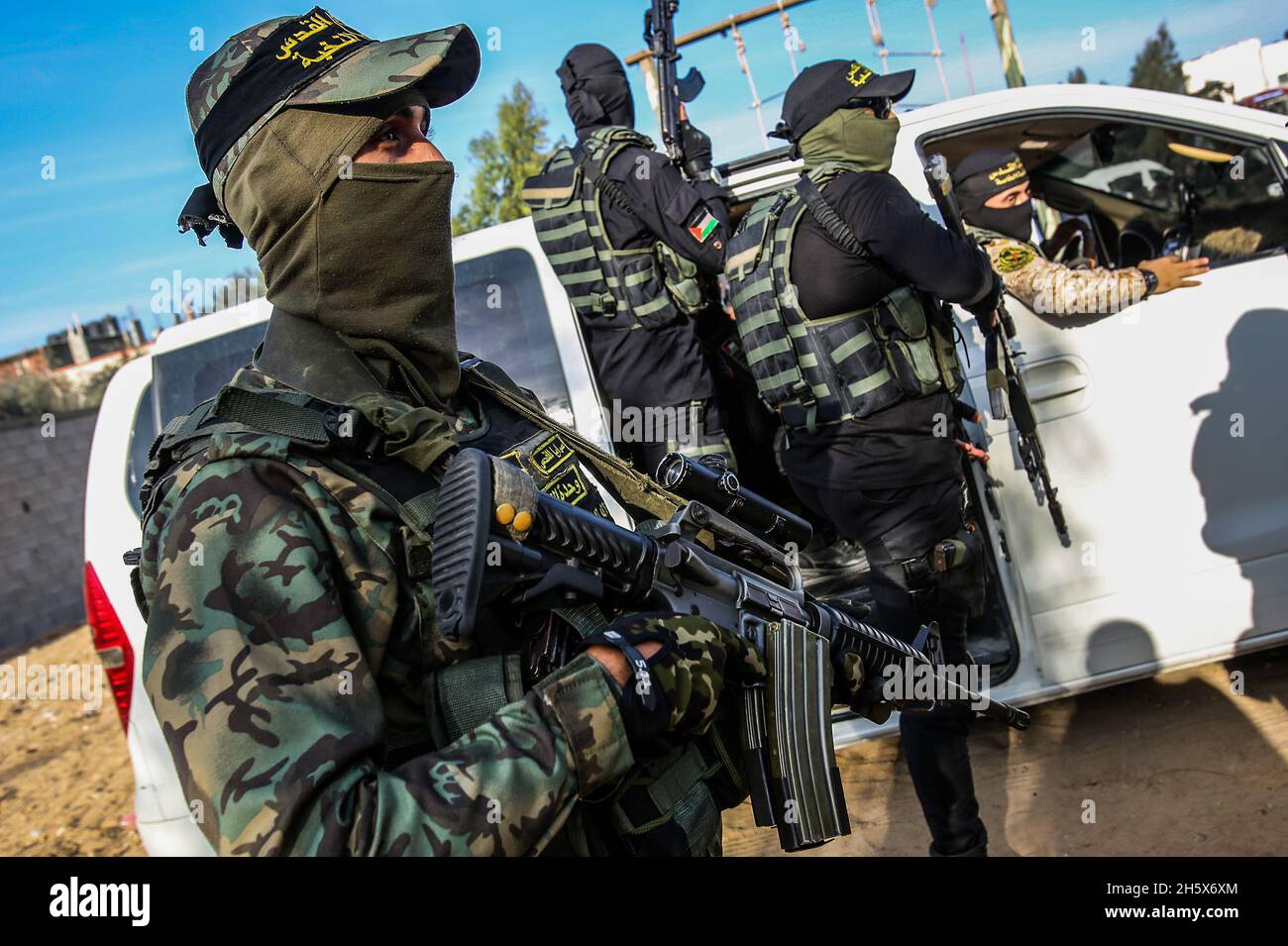 Gli attivisti islamici palestinesi della Jihad prendono parte a uno spettacolo militare anti-Israele, nel campo di al-Shujaiya ad est di Gaza, il 12 novembre 2021. Foto Stock