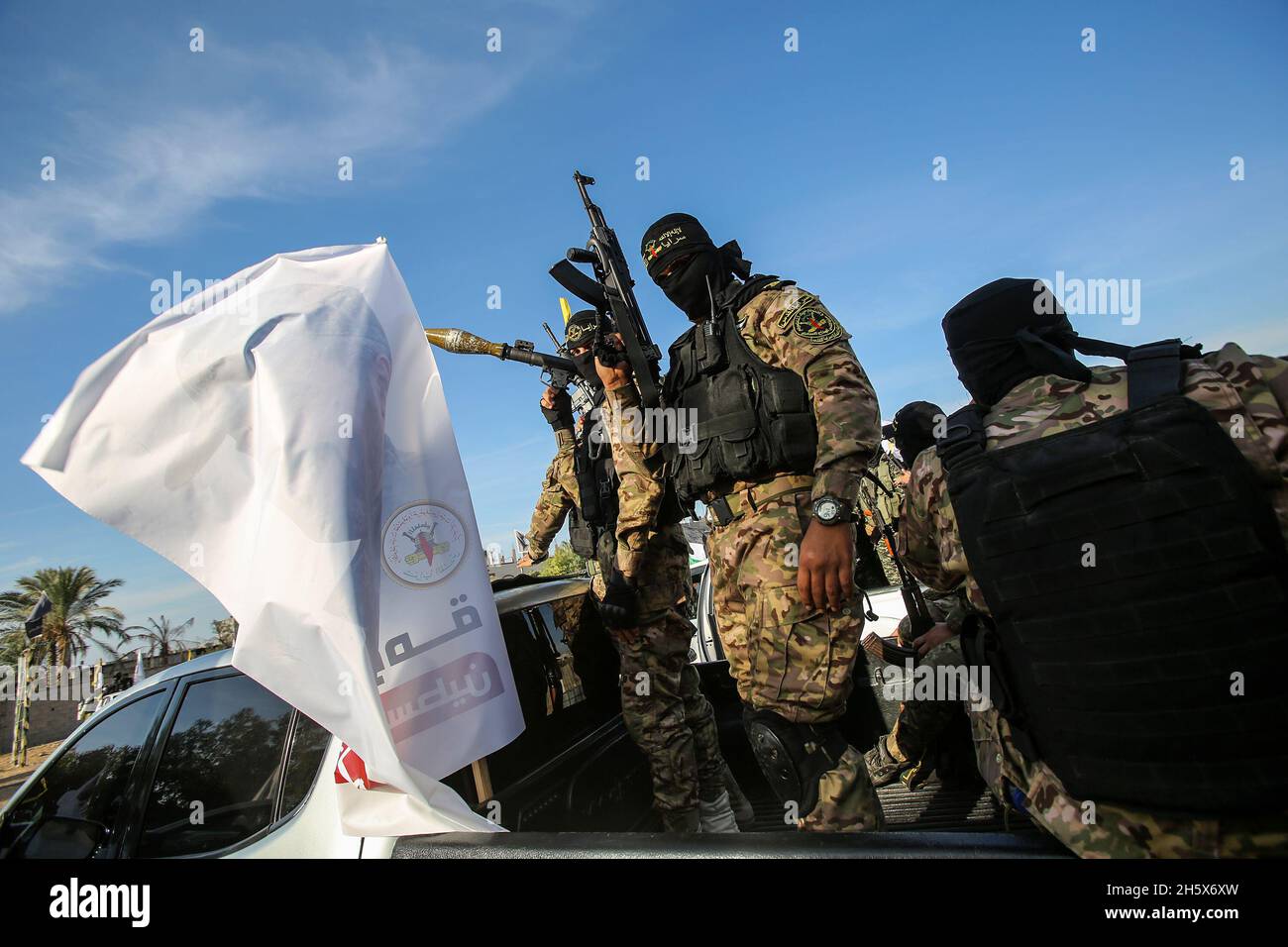 Gli attivisti islamici palestinesi della Jihad prendono parte a uno spettacolo militare anti-Israele, nel campo di al-Shujaiya ad est di Gaza, il 12 novembre 2021. Foto Stock