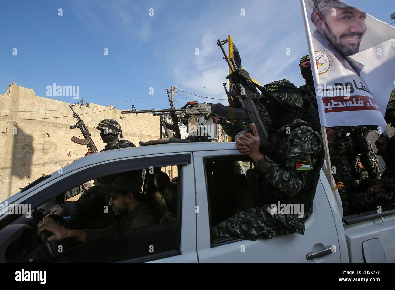 Gli attivisti islamici palestinesi della Jihad prendono parte a uno spettacolo militare anti-Israele, nel campo di al-Shujaiya ad est di Gaza, il 12 novembre 2021. Foto Stock