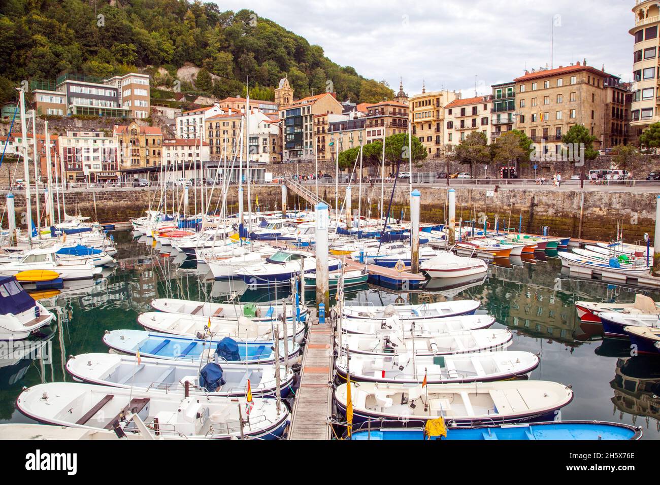 Barche nel porto presso la località balneare spagnola di San Sebastian, nella baia di Biscay Cantabria, Spagna settentrionale Foto Stock