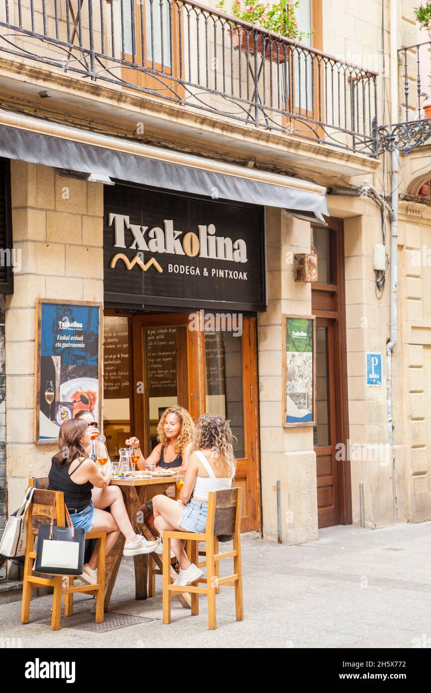 Persone che si siedono mangiare e bere all'aperto presso i tapas bar nella località balneare spagnola di San Sebastian, nella baia di Biscay Cantabria Spagna Foto Stock
