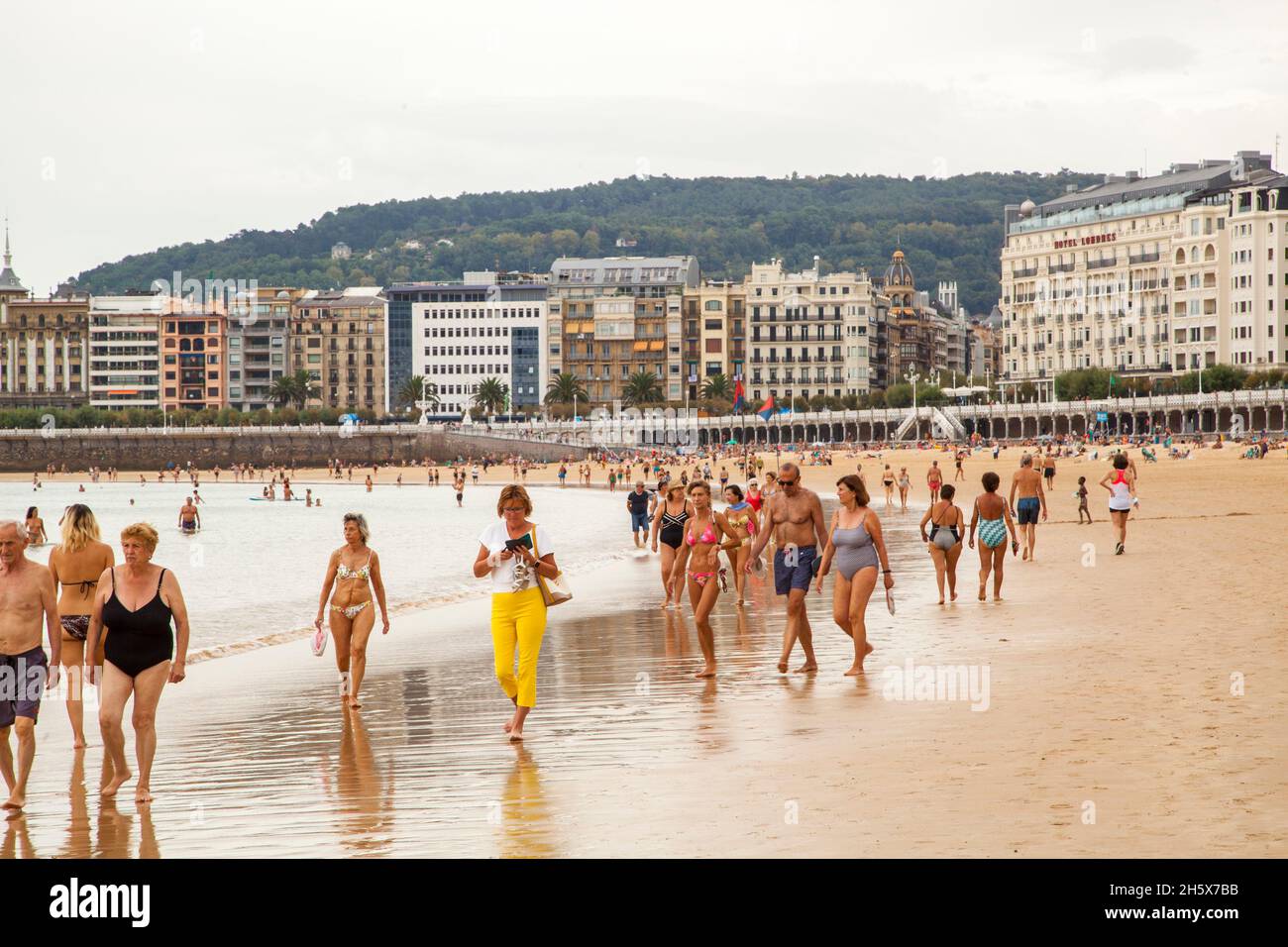 Villeggianti sulla spiaggia presso la località balneare spagnola di San Sebastian nella baia di Biscay Cantabria nel nord della Spagna Foto Stock