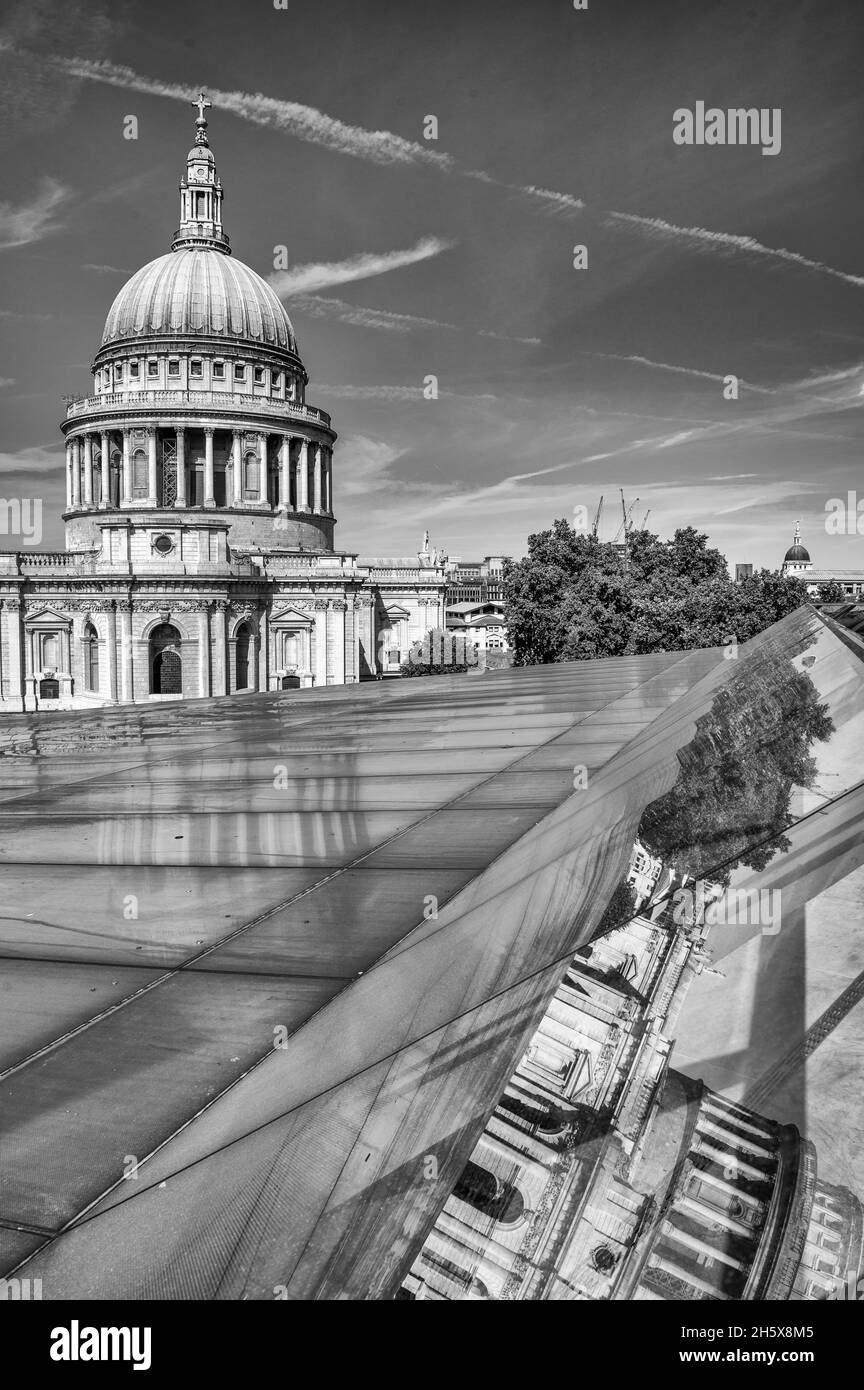 Foto verticale della cattedrale di St Paul con riflessi di vetro in estate a Londra, Regno Unito Foto Stock