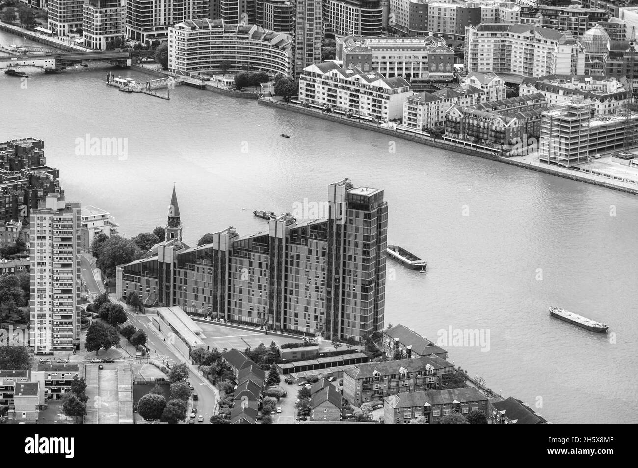 Vista aerea da un elicottero del Tamigi e degli edifici moderni di Londra Foto Stock