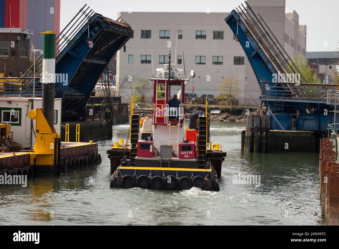 Tugboat che passa attraverso il canale Gowanus vicino al terzo ponte di strada a Brooklyn New York City Foto Stock