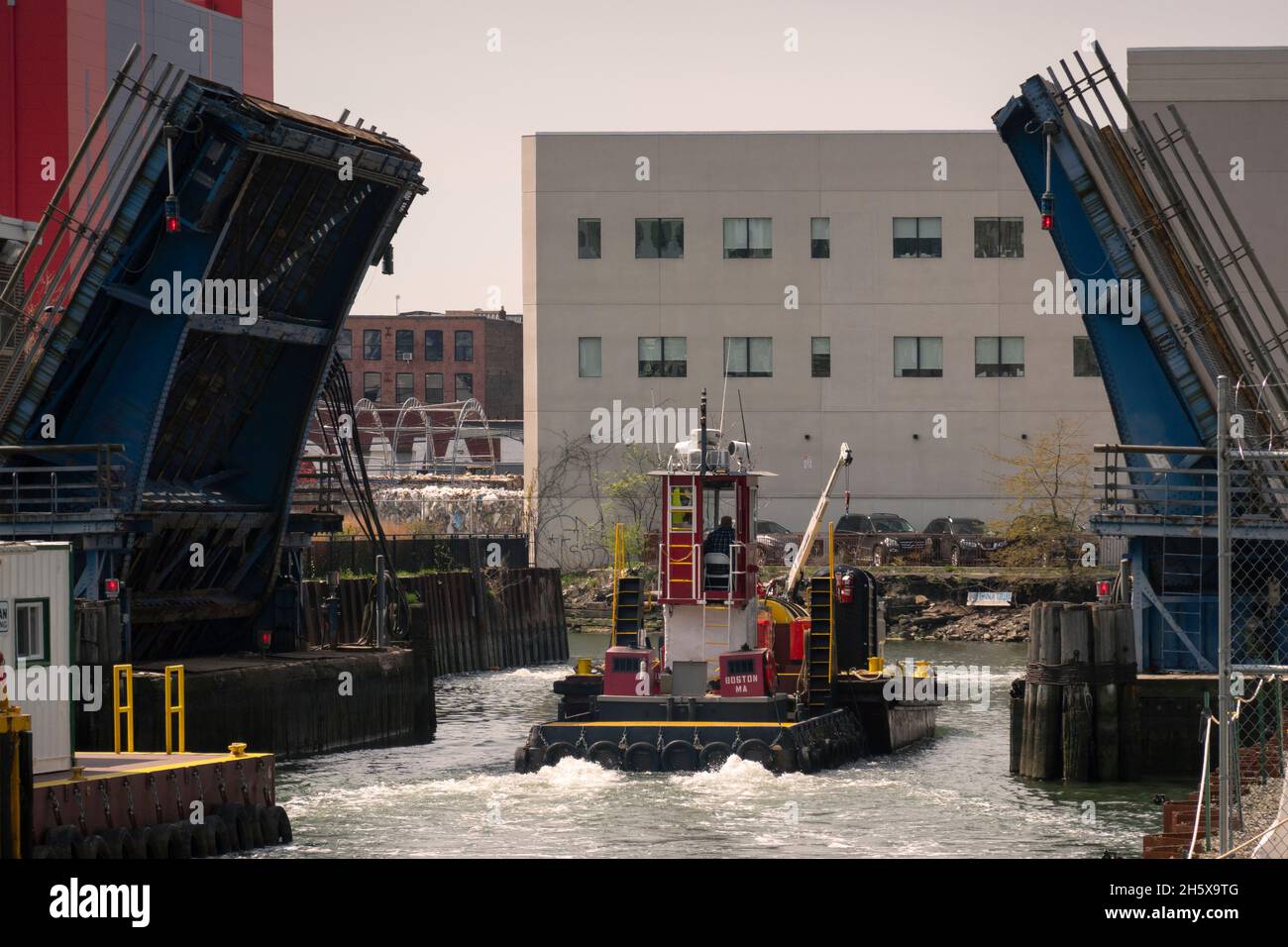 Tugboat che passa attraverso il canale Gowanus vicino al terzo ponte di strada a Brooklyn New York City Foto Stock