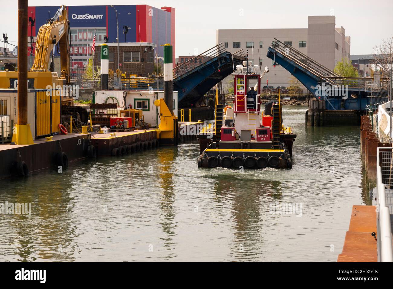 Tugboat che passa attraverso il canale Gowanus vicino al terzo ponte di strada a Brooklyn New York City Foto Stock