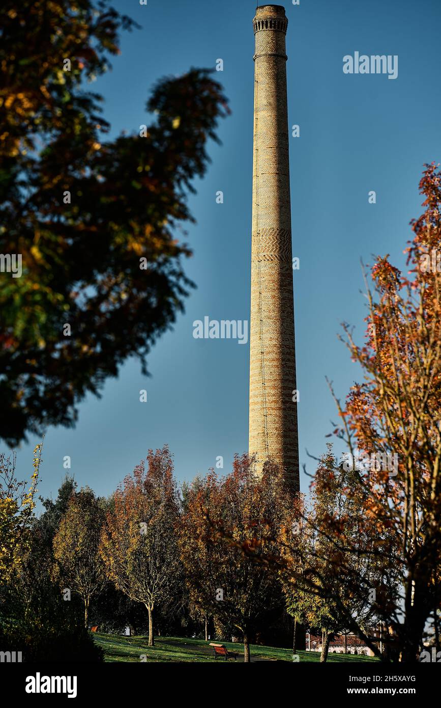 PAMPLONA, NAVARRA SPAGNA NOVEMBRE 10 2021: Parco del quartiere di Mendillorri e vista del vecchio camino. Foto Stock