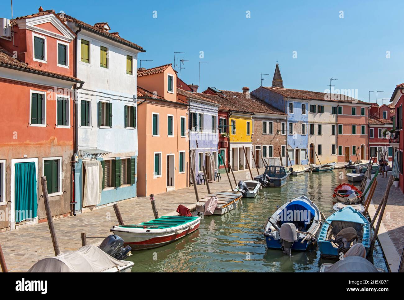 Canale con barche, Burano, Venezia, Italia Foto Stock