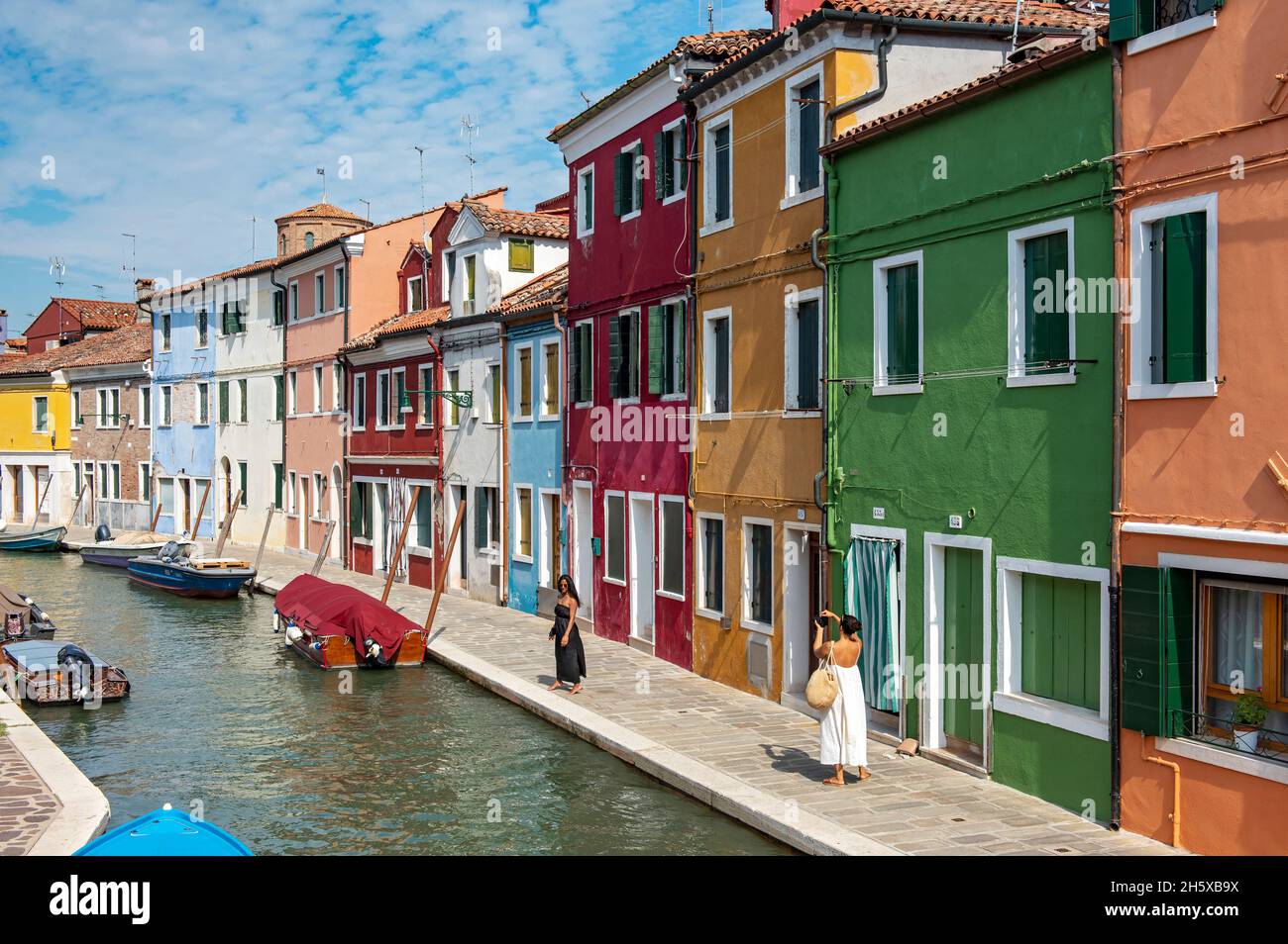 Case dipinte con colori vivaci, Fondamenta Pontinello Destra, Burano, Venezia, Italia Foto Stock