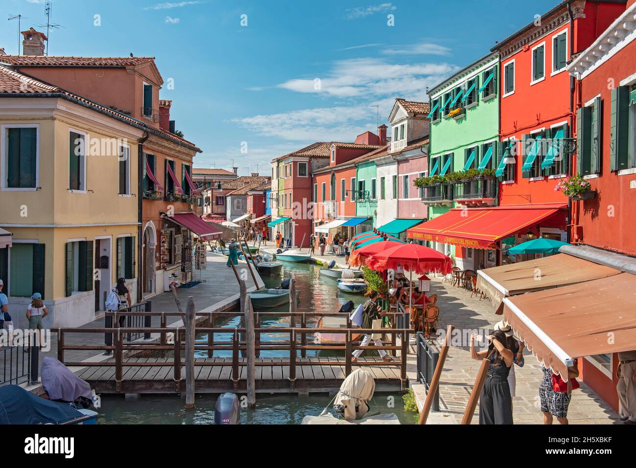 Canale con ponte, Fondamenta degli Assassini, Burano, Venezia, Italia Foto Stock