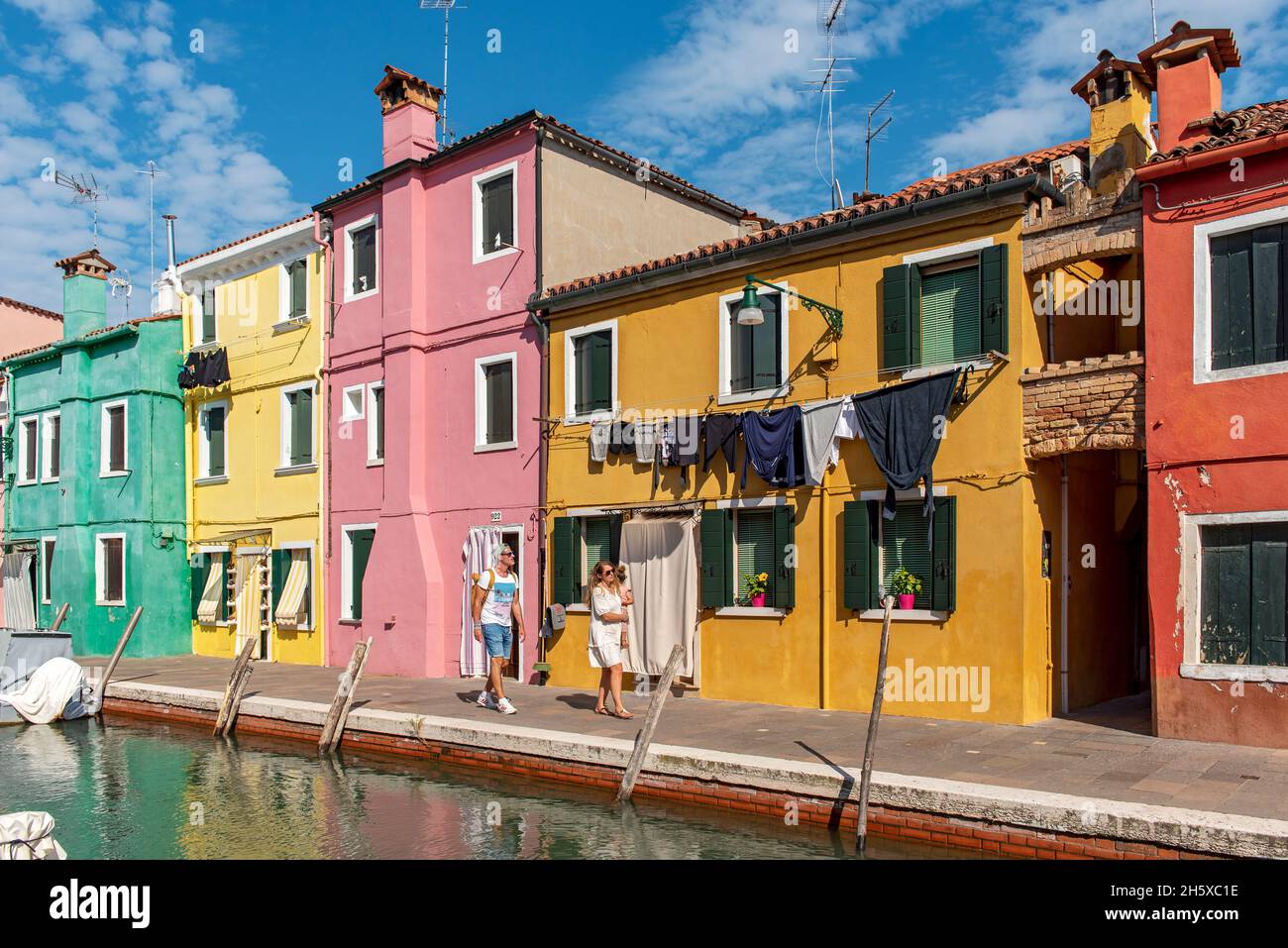 Case dipinte con colori vivaci, Burano, Venezia, Italia Foto Stock