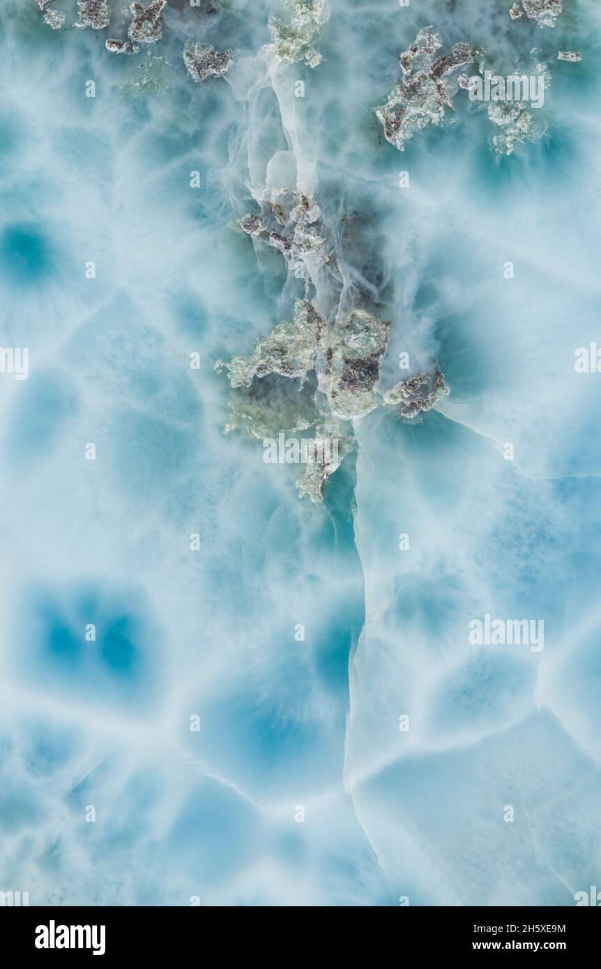 Un membro del gruppo silicato di minerali. Questo particolare tipo di pectolite della Repubblica Dominicana è di colore azzurro cielo e ha il nome commerciale Foto Stock