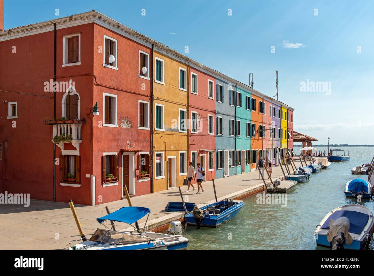 Case colorate lungo il canale, Fondamenta di Cao Moleca, Burano, Venezia, Italia Foto Stock