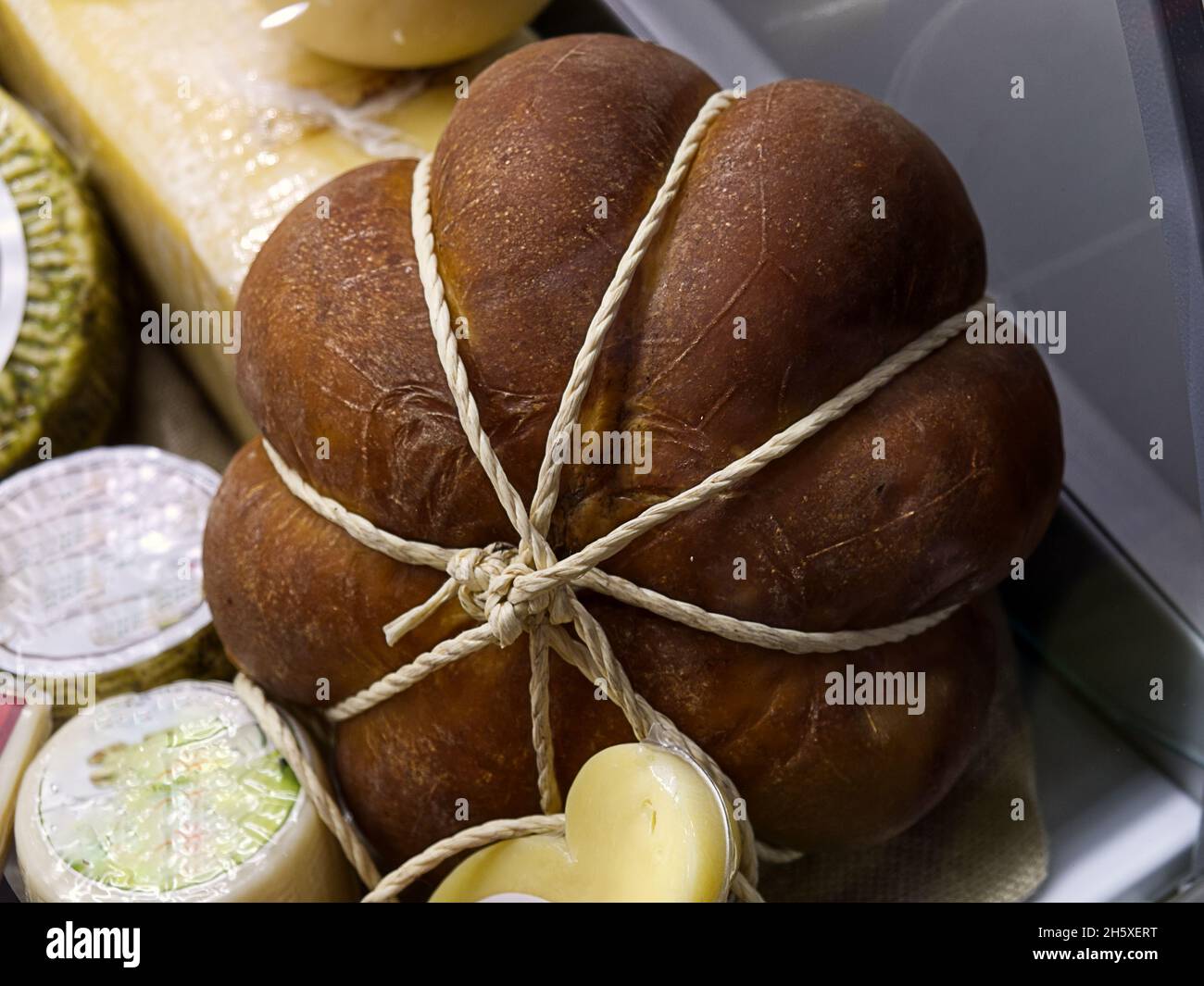 Un provolone: Tipico formaggio affumicato dell'Italia meridionale Foto Stock